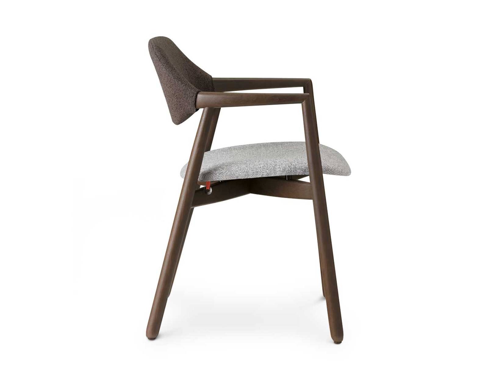 Holzgestell, markante Armlehnen, weich gepolsterter Sitz: «Knut» wirkt angenehm wohnlich und bringt eine Prise nordisch anmutende Klarheit an den Tisch. MOBITEC.