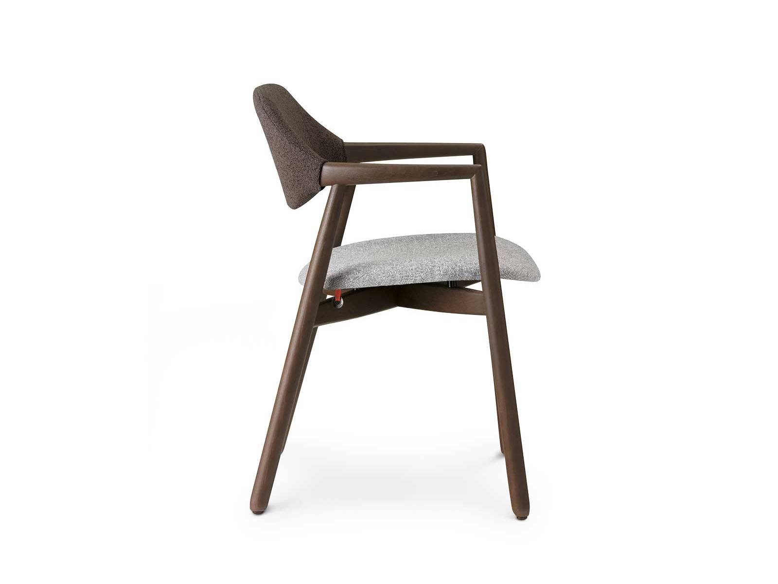 Holzgestell, markante Armlehnen, weich gepolsterter Sitz: «Knut» wirkt angenehm wohnlich und bringt eine Prise nordisch anmutende Klarheit an den Tisch. MOBITEC.