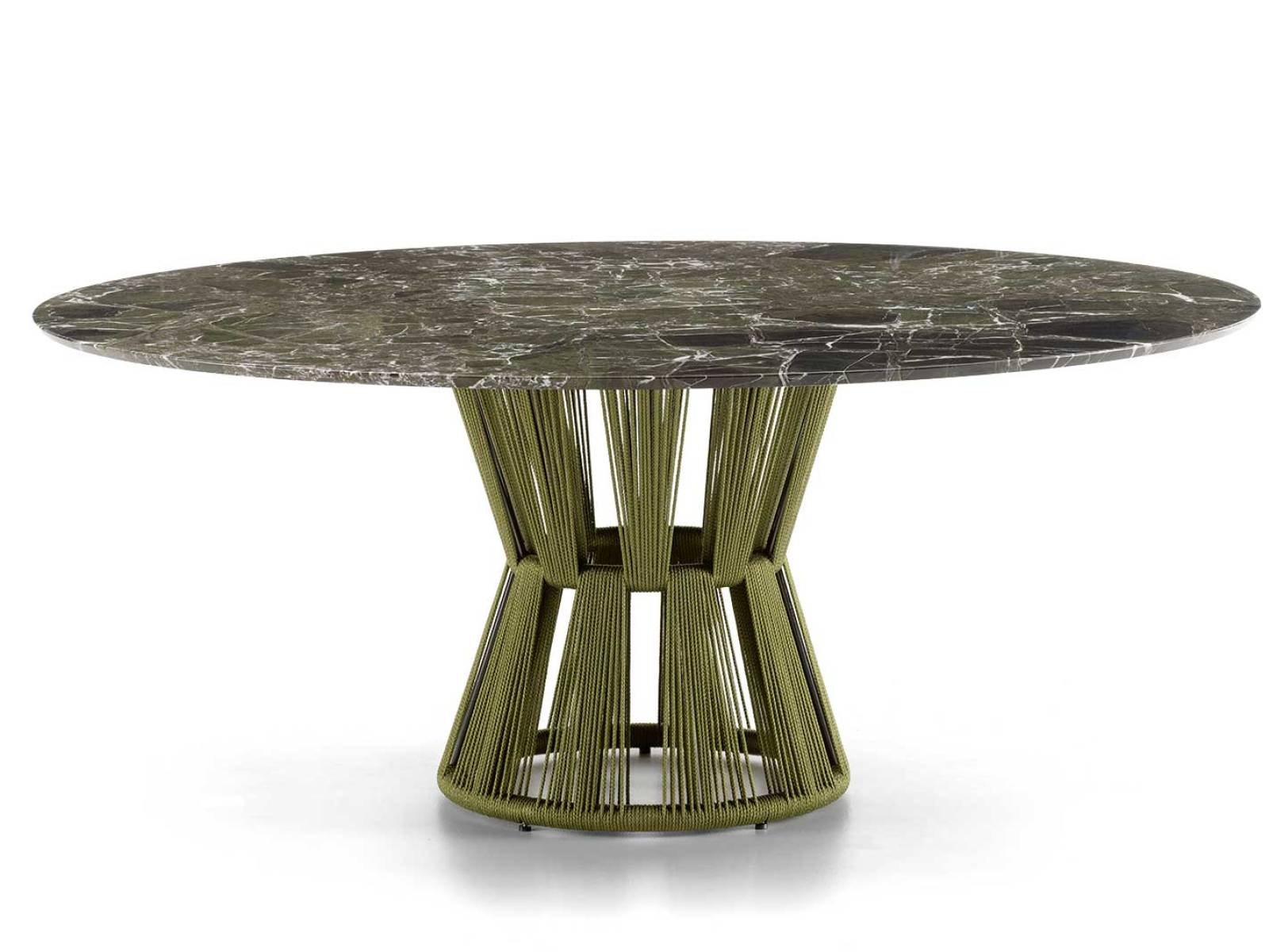 «Machard» von Studio Contromano ist ein skulpturaler Tisch mit sanduhrförmigem Metallfuss, dessen Basis von gespannten Seilen gefasst wird und so ein präzises, grafisches Geflecht zeigt. Die runde Platte gibt es in Glas, Marmor oder Holz. FLOU.