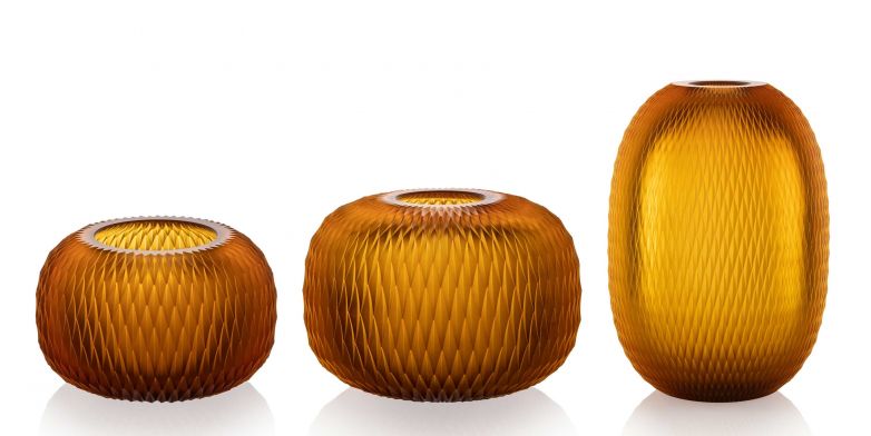 Die mundgeblasenen Kristallvasen aus der «Metamorphosis Collection» wurden um eine honiggoldene Version namens «Amber» sowie um ein grösseres Modell erweitert. Die Vasen zeichnen sich aus durch die eindrückliche Handwerkskunst der Glasschleifer: Je nach Lichteinfall zeigt sich ein faszinierendes Muster. Rückl.