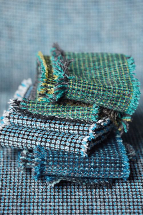 Die britische Interior Designerin Tricia Guild versteht es wie keine andere, Farben, Muster und Stoffe zu beeindruckenden Textilien zu kombinieren. Für den Stoff «Porto» liess sie weiche Chenille-Garne in verschiedenen Farben zu einer geometrischen Struktur verweben. DESIGNERS GUILD.