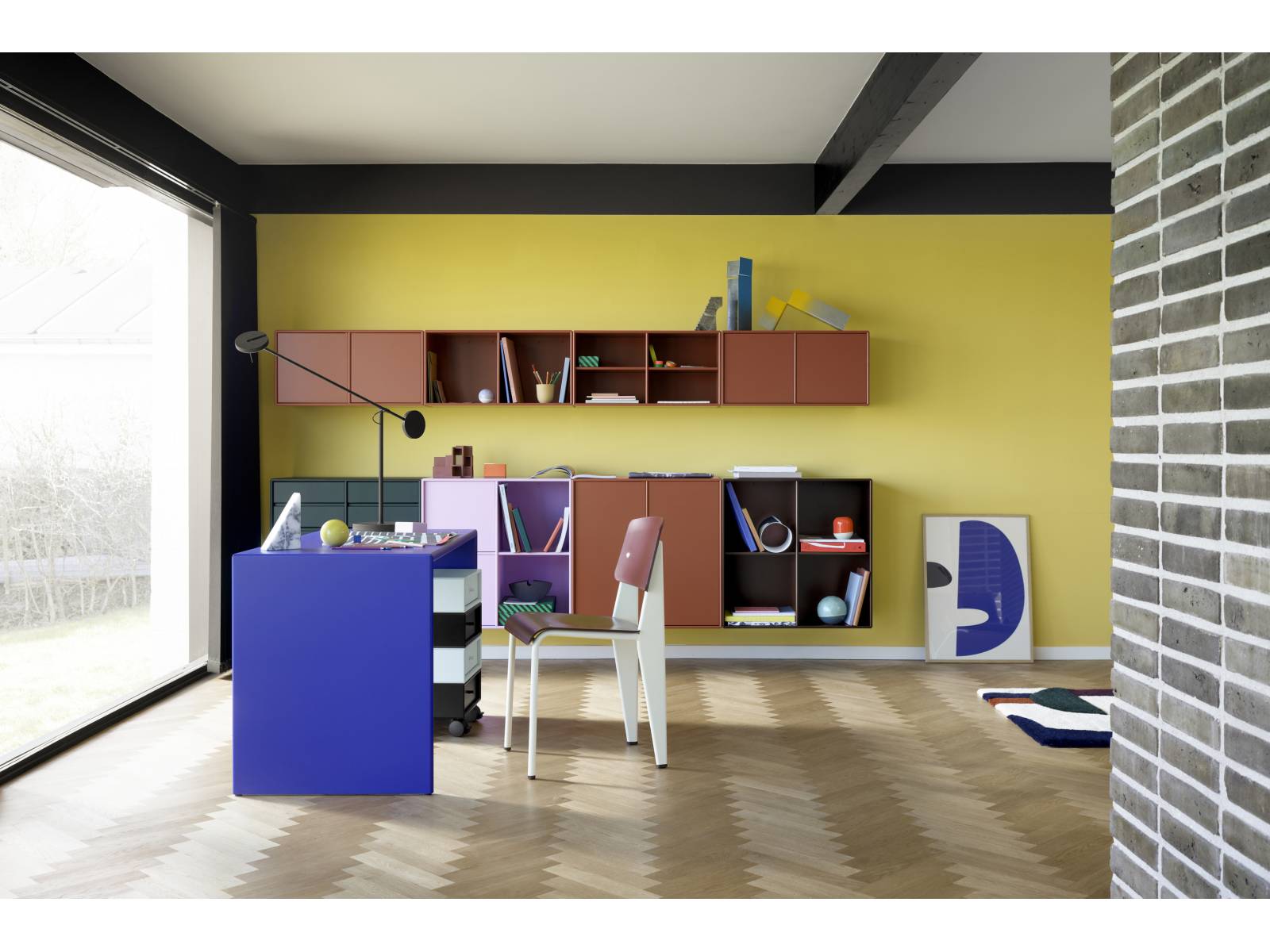 Ein kreativer Arbeitsplatz fängt mit einem harmonischen Farbkonzept an. Deshalb hat der dänische Hersteller Designerin Margrethe Odgaard damit beauftragt, 30 neue Farben für sein umfangreiches Systemmöbelsortiment zu kreieren. Darunter Monarchblau, Haselnussbraun, Jade oder Balsamico. Montana.