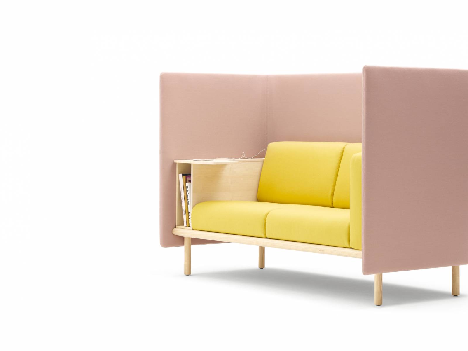 «Floater» ist ein Sofa, das auch eine Büronische sein kann. Je nach Breite kann es mit einem Armlehn-, Arbeits-, Eck- und Mittelregal ausgestattet werden, die auch über eine Stromsteckdose verfügen. Design: Pauline Deltour. COR.
