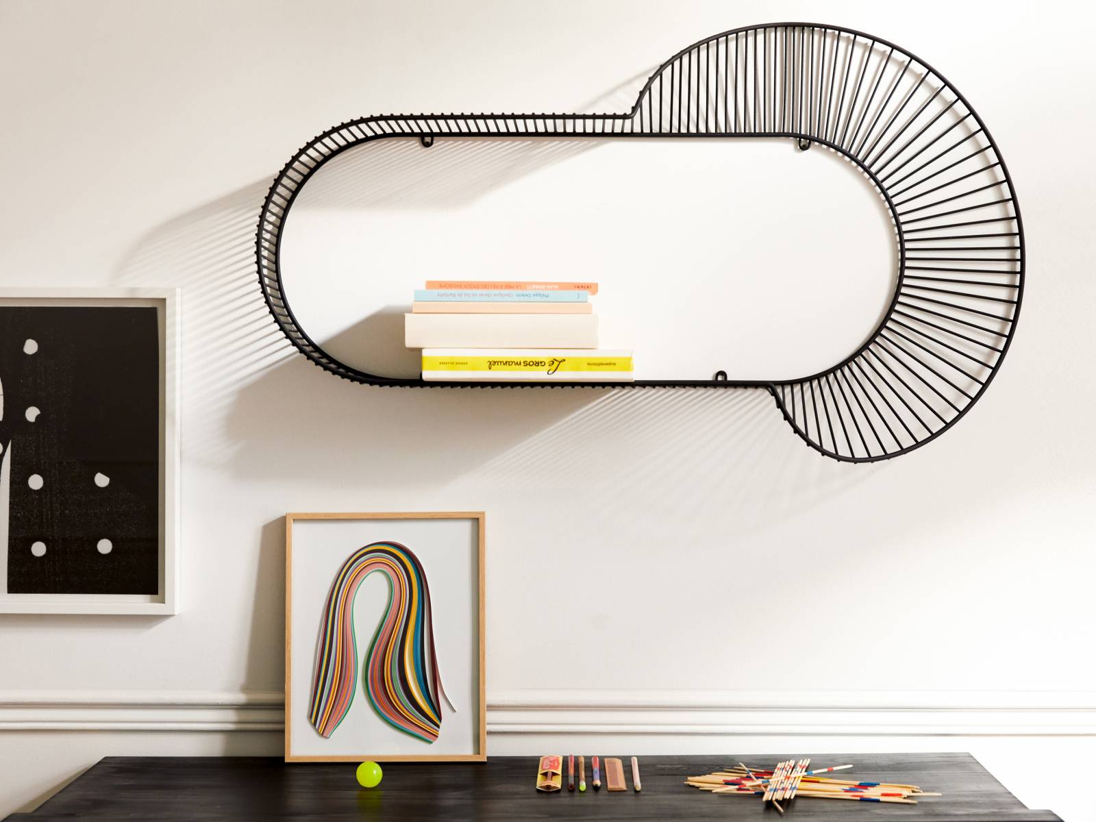 Ein Wandregal, dass nicht nur praktisch, sondern auch ausgesprochen schön ist: «Loop» erstreckt sich von der Fläche in den Raum und ist trotz der leichten Optik des Stahldrahts sehr stabil. Design: Amandine Chhor. Petit Friture.