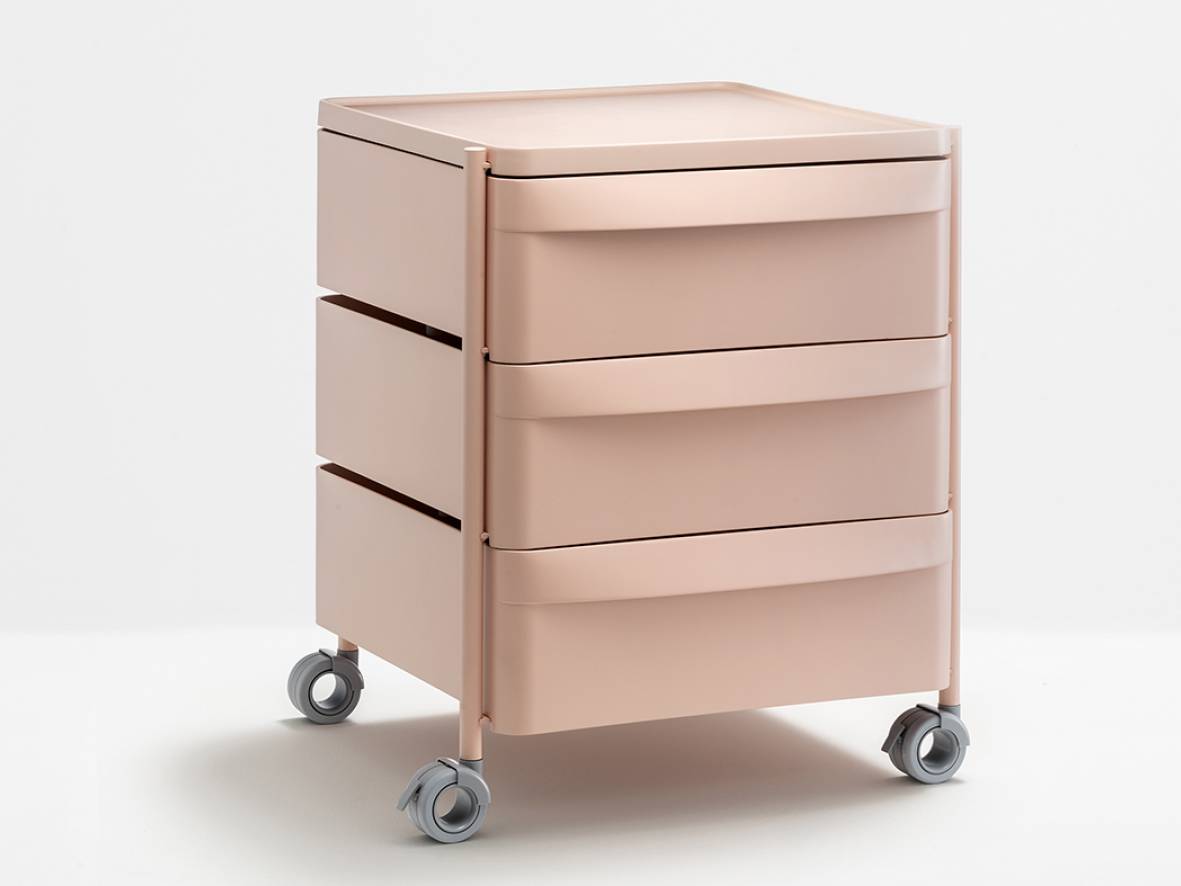 Indem man die Schubladen durch Regalböden ersetzt, kann «Boxie» schnell vom Rollcontainer zum Nachttisch umfunktioniert werden. Design: Claudio Dondoli und Marco Pocci. Pedrali.