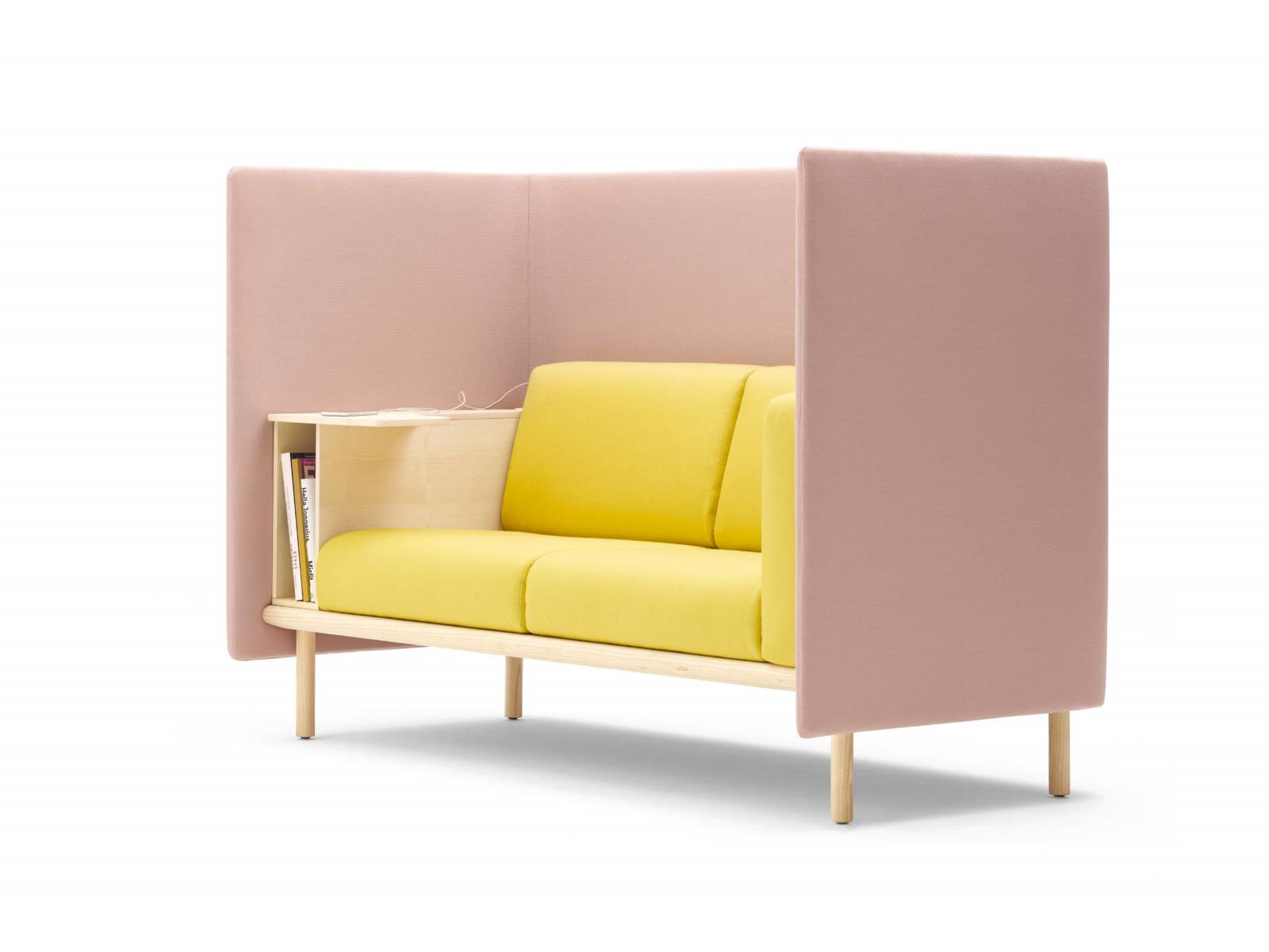 «Floater» ist ein Sofa, das auch eine Büronische sein kann. Je nach Breite kann es mit einem Armlehn-, Arbeits-, Eck- und Mittelregal ausgestattet werden, die auch über eine Stromsteckdose verfügen. Design: Pauline Deltour. COR.