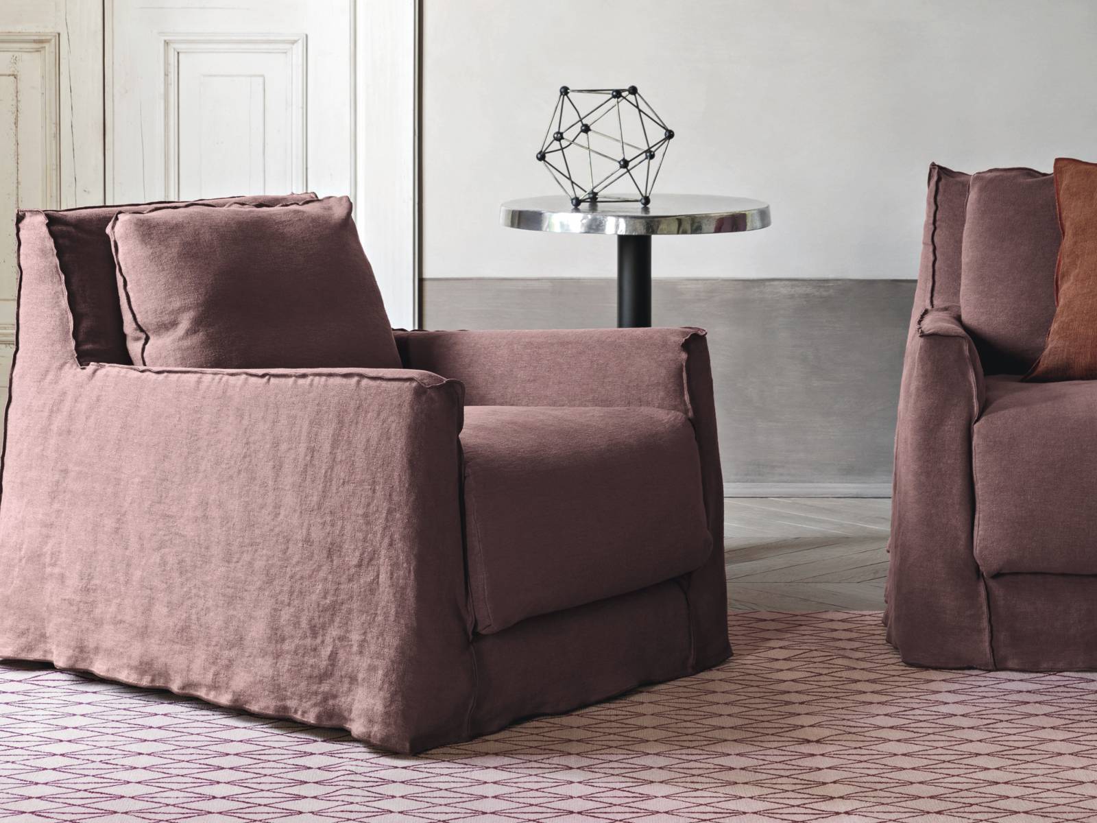 Das zentrale Thema der Indoor-Kollektion von Designerin Paola  Navone ist die Schönheit der Einfachheit und des Komforts. Zur Loll-Familie gehören einladende Sessel und Sofas, deren unverkennbare, kantige Form von den Konturen betont wird, die aufgrund der charakteristischen, aussenliegenden Nähte entstehen. Gervasoni.