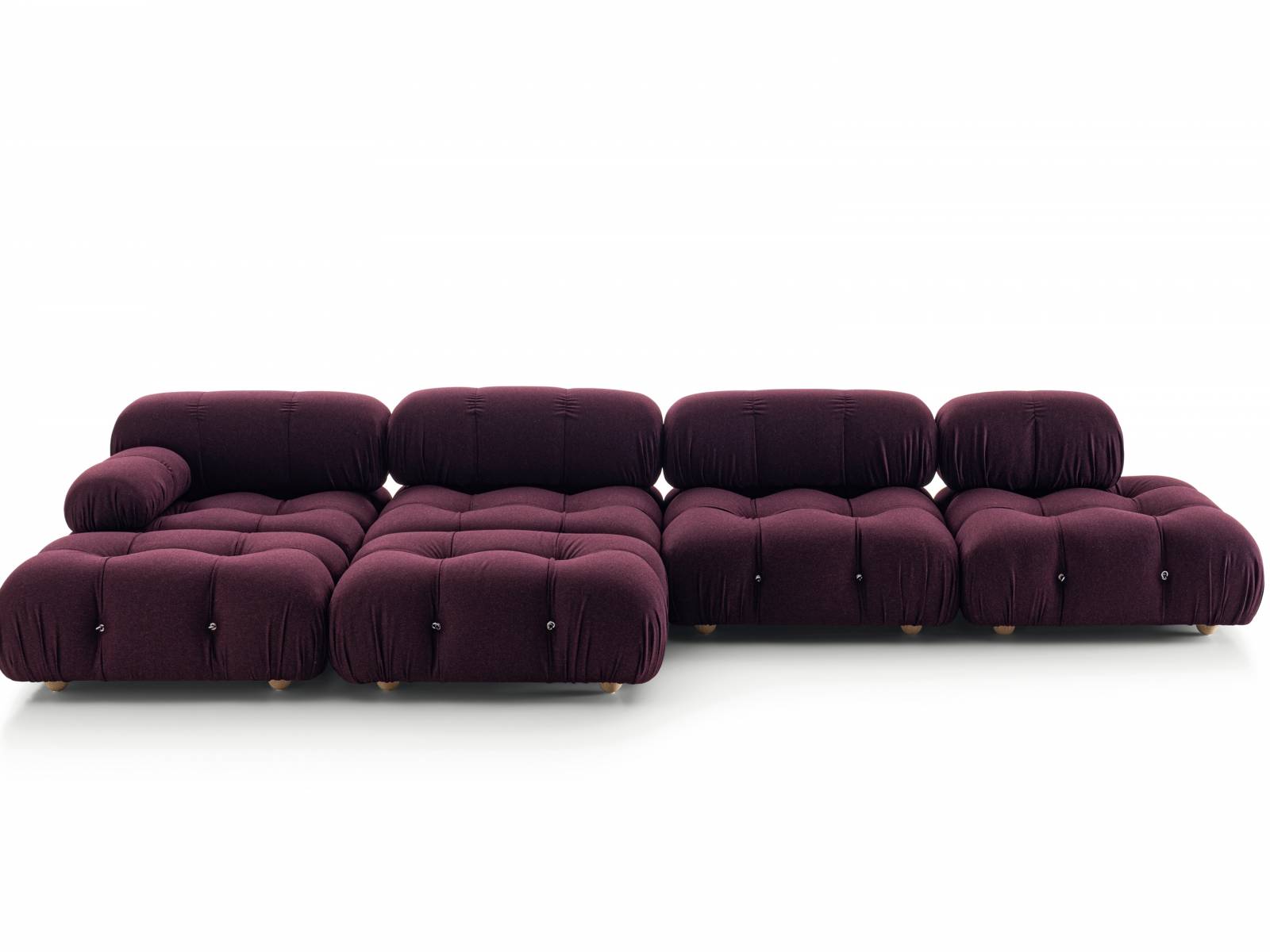 1970 erstmals der Öffentlichkeit präsentiert, hat «Camaleonda» mittlerweile fünf Jahrzehnte Designgeschichte als wahre Ikone durchlaufen. Das modulare Sofa mit seiner aussergewöhnlichen Form wurde von Mario Bellini entworfen und ist heute besonders bei DesignliebhaberInnen, AntiquitätenhändlerInnen und InnenarchitektInnen anzutreffen. B&B Italia.