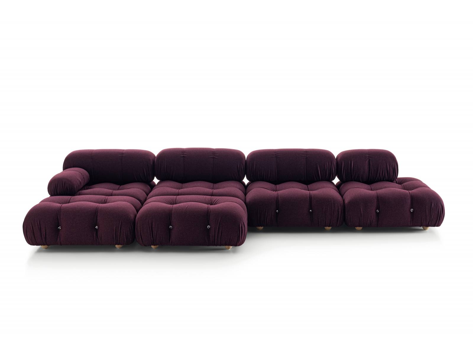 1970 erstmals der Öffentlichkeit präsentiert, hat «Camaleonda» mittlerweile fünf Jahrzehnte Designgeschichte als wahre Ikone durchlaufen. Das modulare Sofa mit seiner aussergewöhnlichen Form wurde von Mario Bellini entworfen und ist heute besonders bei DesignliebhaberInnen, AntiquitätenhändlerInnen und InnenarchitektInnen anzutreffen. B&amp;B Italia.