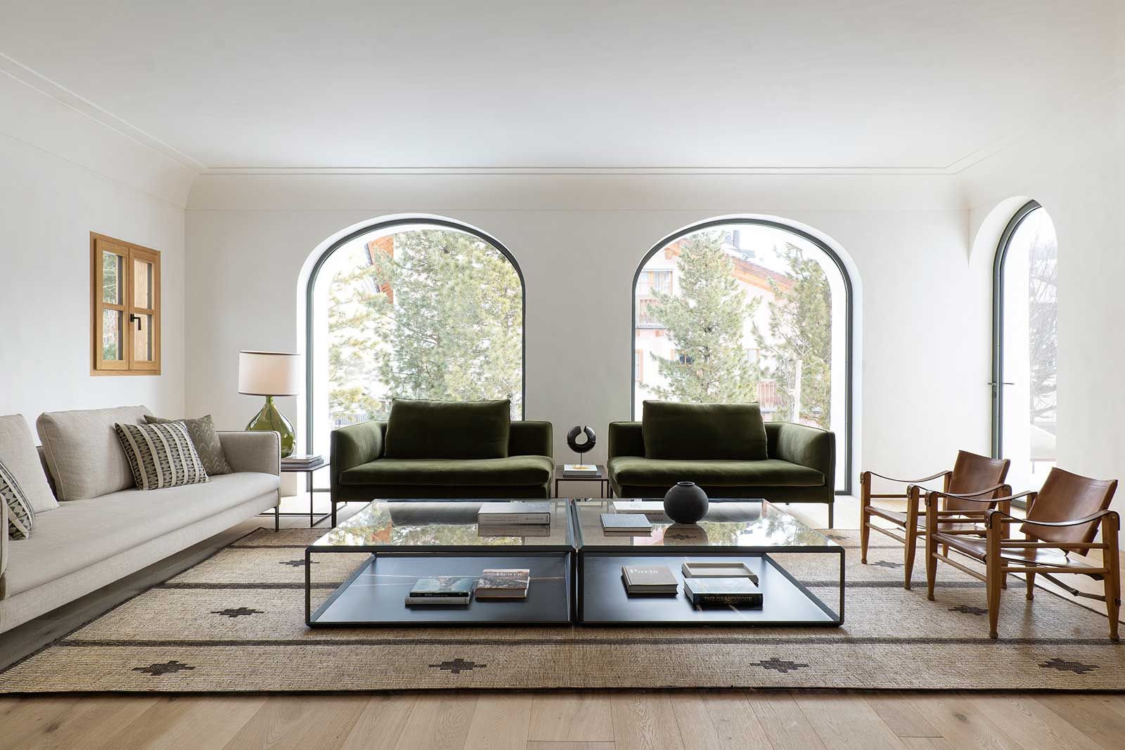 Die von Designer Van Duysen entworfenen Polstermöbel «Paul», mit ihren eleganten Proportionen und einladenden Formen, gruppieren sich zu den klaren Linien der beiden Beistelltische «45°/Tavolino» des Designers Ron Gilad. 