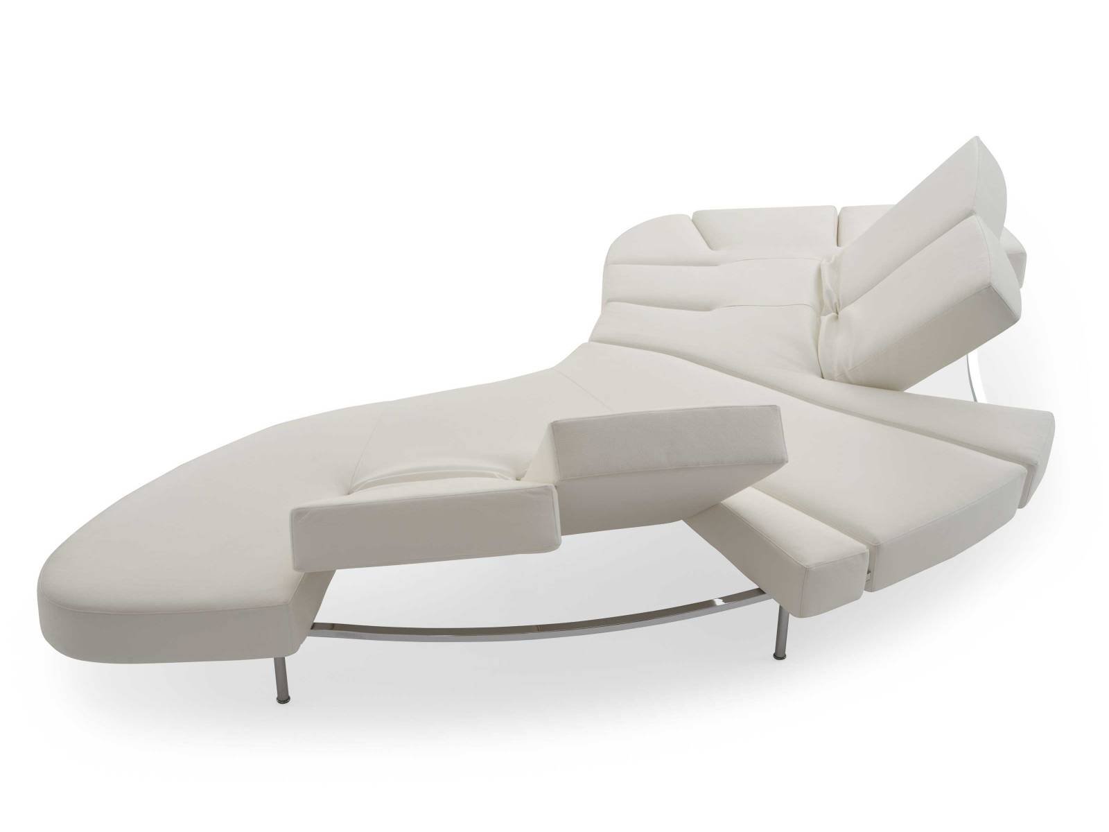 Im Jahr 1992 bittet Massimo Morozzi den Designer Francesco Binfaré für das italienische Unternehmen zu arbeiten. Eines seiner ersten und bis heute bekanntesten Entwürfe ist das Sofa «Flap». Das Besondere daran: Neun Sitzelemente, die sich als Rückenlehne oder Fussstützen hochklappen lassen. EDRA.