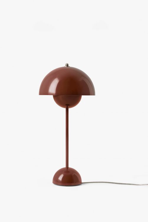 Die Tischleuchte «Flowerpot» des dänischen Designers und Architekten Verner Panton kam erstmals 1969 auf den Markt. Zwar erinnert sie an die Vergangenheit, ihre globale Anziehungskraft hat sie jedoch nie eingebüsst. Im Gegenteil; durch die Einführung eines neuen Farbschemas konnte sie diese noch verstärken. Im Bild eine Variante in Rotbraun. &Tradition.