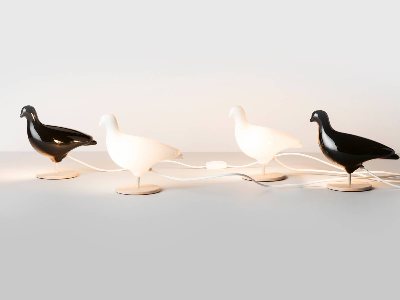 Rund 20 Jahre nachdem die kultige Glasleuchte erstmals auf den Markt kam, legt sie der britische Hersteller neu auf. Ursprünglich entworfen als alternatives Souvenir für London, wurde das «Pigeon Light» schnell zum Bestseller, der bis weltweit in Design- und Museumsgeschäften verkauft wird. Design von Ed Carpenter. Very Good & Proper.