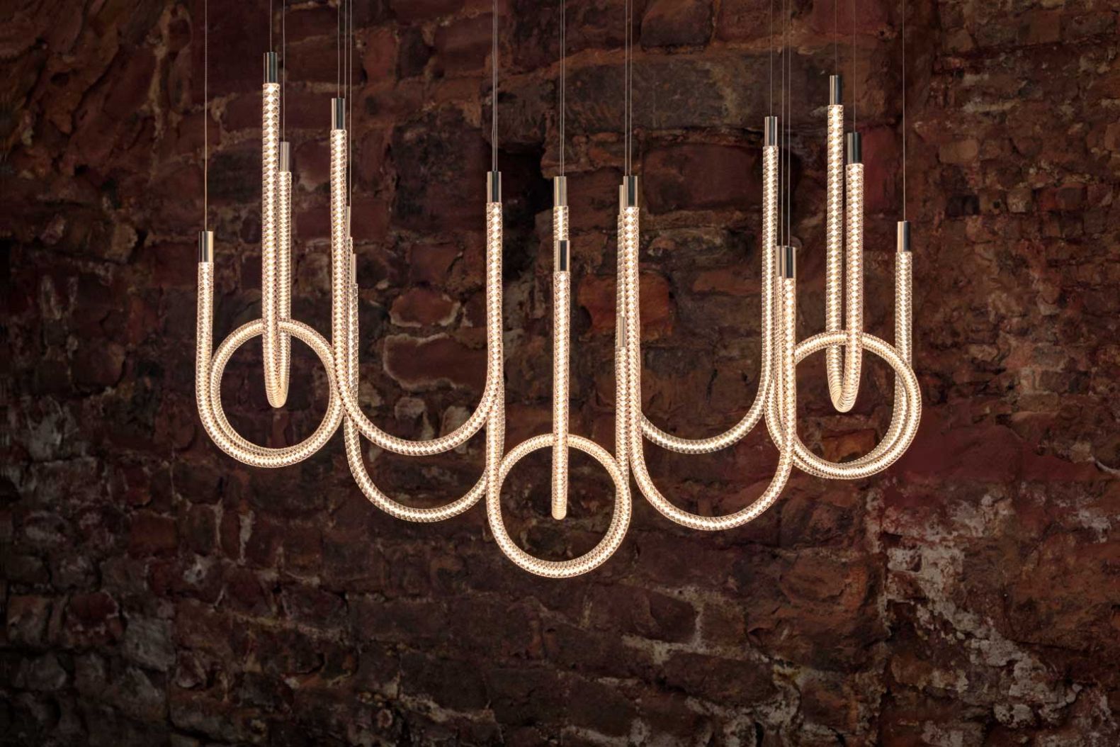 Die Designerin Stefania di Petrillo setzt in ihrer Kollektion «Torsade» auf die innovative Technik des kunstvollen Heissdrehens von Lüsterarmen und interpretiert den klassischen Kronleuchter auf kreative Weise neu, indem sie Handwerkskunst und modernes Design verbindet. saint-louis.com