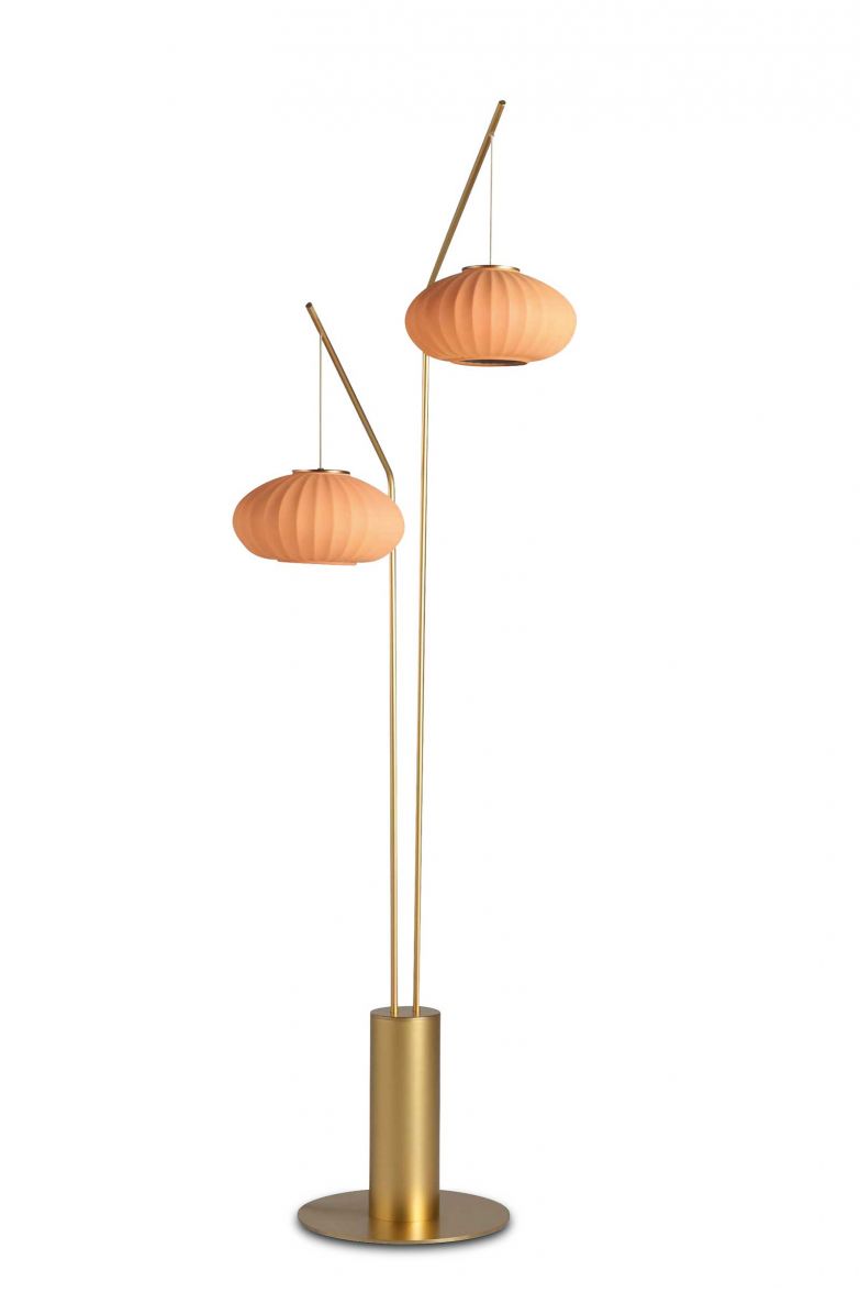 Orientalische Inspiration und moderne Eleganz vereinen sich im raffinierten Design der Stehleuchte «Mei» von Nahtrang Disseny. Mit ihrem zarten, gerippten Porzellanschirm in der neuen Farbe Koralle und dem goldfarben lackierten Metallfuss verleiht sie jedem Raum eine  warme Atmosphäre. roche-bobois.com