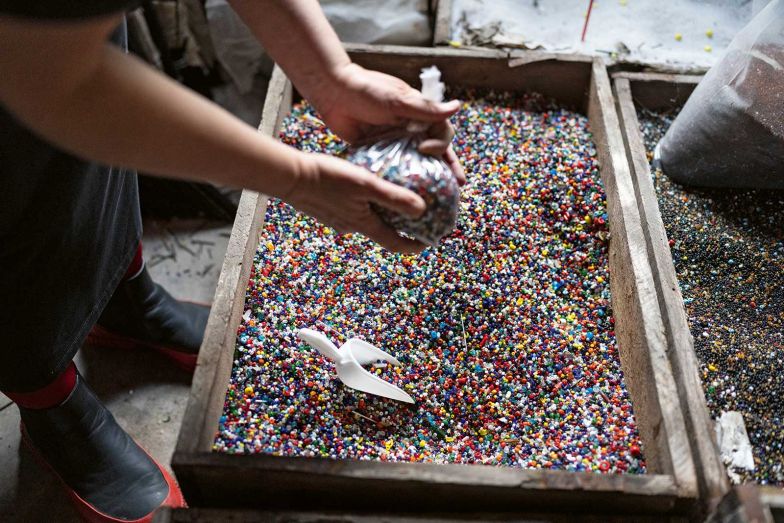 Die Glasperlen haben ein beachtliches Gewicht, weshalb sich Cécile Feilchenfeldt bei der Auswahl jedes Mal beschränken muss.