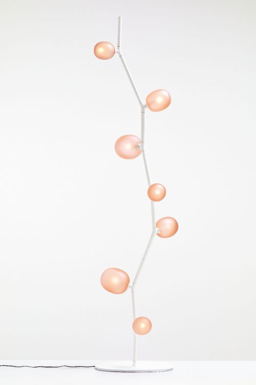 «Die Natur, ihre Schönheit und Stärke fungieren als Vorbild für das Leuchtenkonzept von Ivy», sagt Designerin Lucie Koldova über ihre jüngste Kreation. Und tatsächlich erkennt man in der Stehlampe die Pflanze, die eine Hauswand hinauf rankt und dabei viele wunderbare Formen treibt. Erhältlich in drei Grössen, in Opal oder Rauchglas. Brokis.