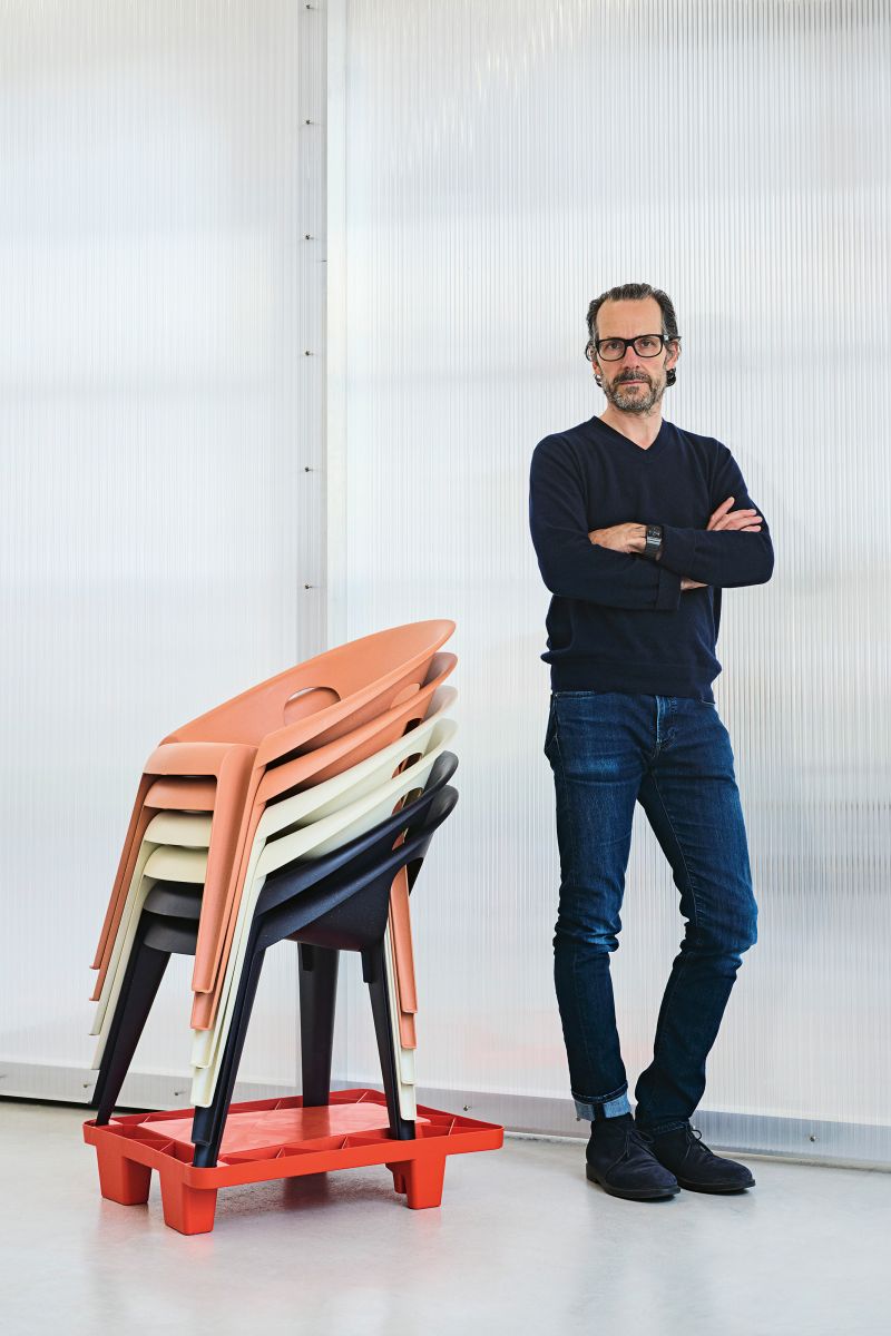 Designer Konstantin Grcic setzt mit dem Stuhl «Bell» dem negativen Image des Monobloc-Stuhls ein Ende.