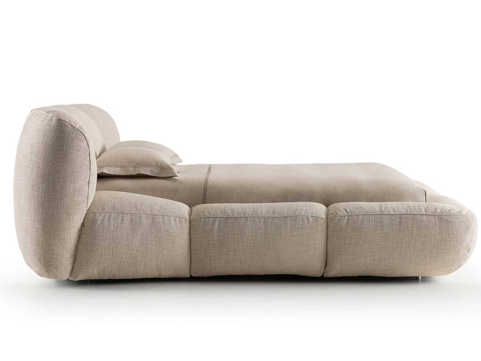 Rahmen und Kopfteil verschmelzen bei «Orma» zu einer einzigen, ruhigen Bewegung. Die üppig gepolsterte, komplett abziehbare Hülle in Stoff oder Leder macht daraus ein Bett, das nicht nur weich aussieht, sondern sich auch genau so anfühlt. FLOU.