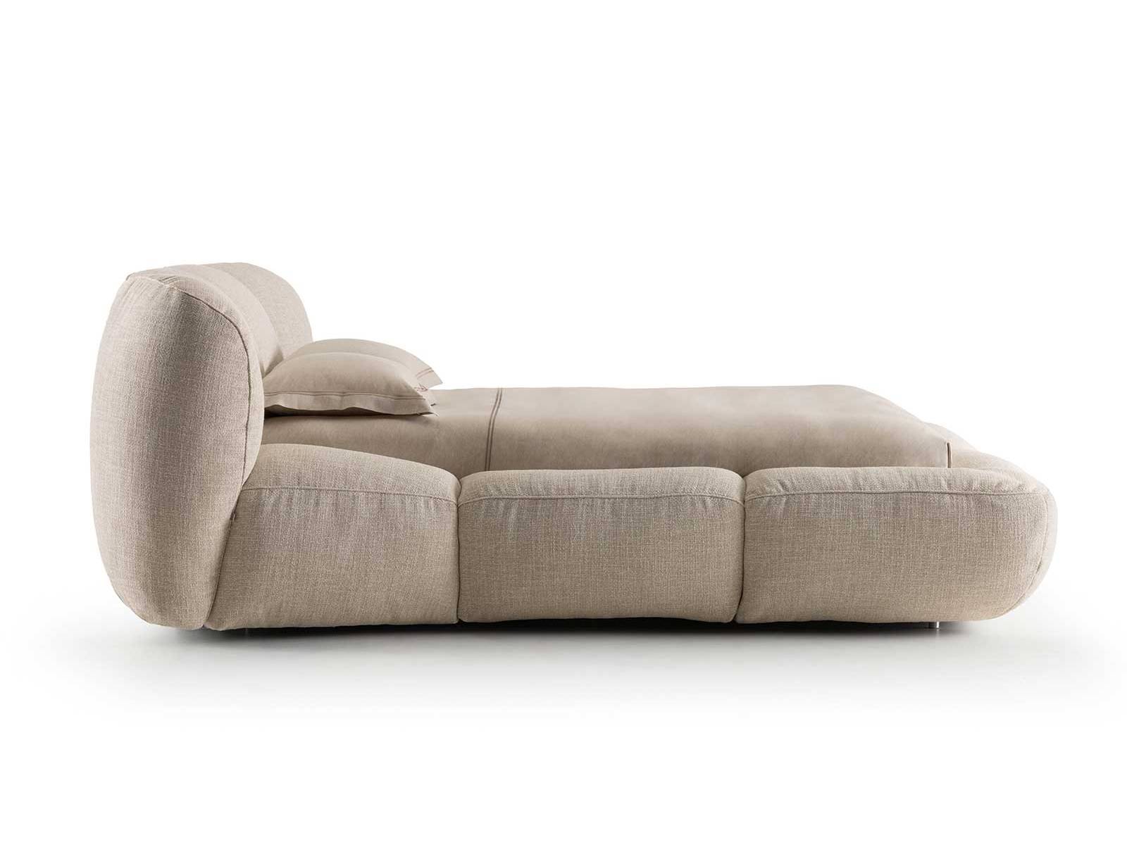 Rahmen und Kopfteil verschmelzen bei «Orma» zu einer einzigen, ruhigen Bewegung. Die üppig gepolsterte, komplett abziehbare Hülle in Stoff oder Leder macht daraus ein Bett, das nicht nur weich aussieht, sondern sich auch genau so anfühlt. FLOU.