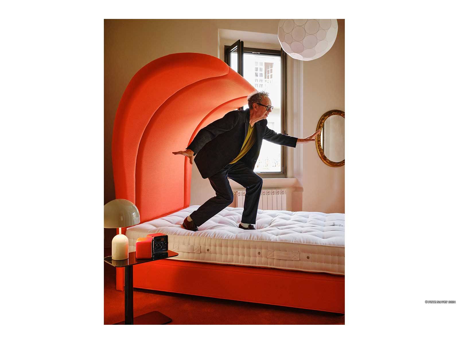 Zwei britische Ikonen: Vispring und Tom Dixon präsentierten in Mailand eine gemeinsame ­Kollektion aus vier neuen Headboards, einem Bett und drei Showpieces. Gezeigt wurde sie im neuen Mua Mua Hotel auf dem Mulino-Areal, das sich zum Fuorisalone in eine Bühne für Betten und Schlaf­zimmer-Szenarien verwandelte. VISPRING / TOM DIXON.