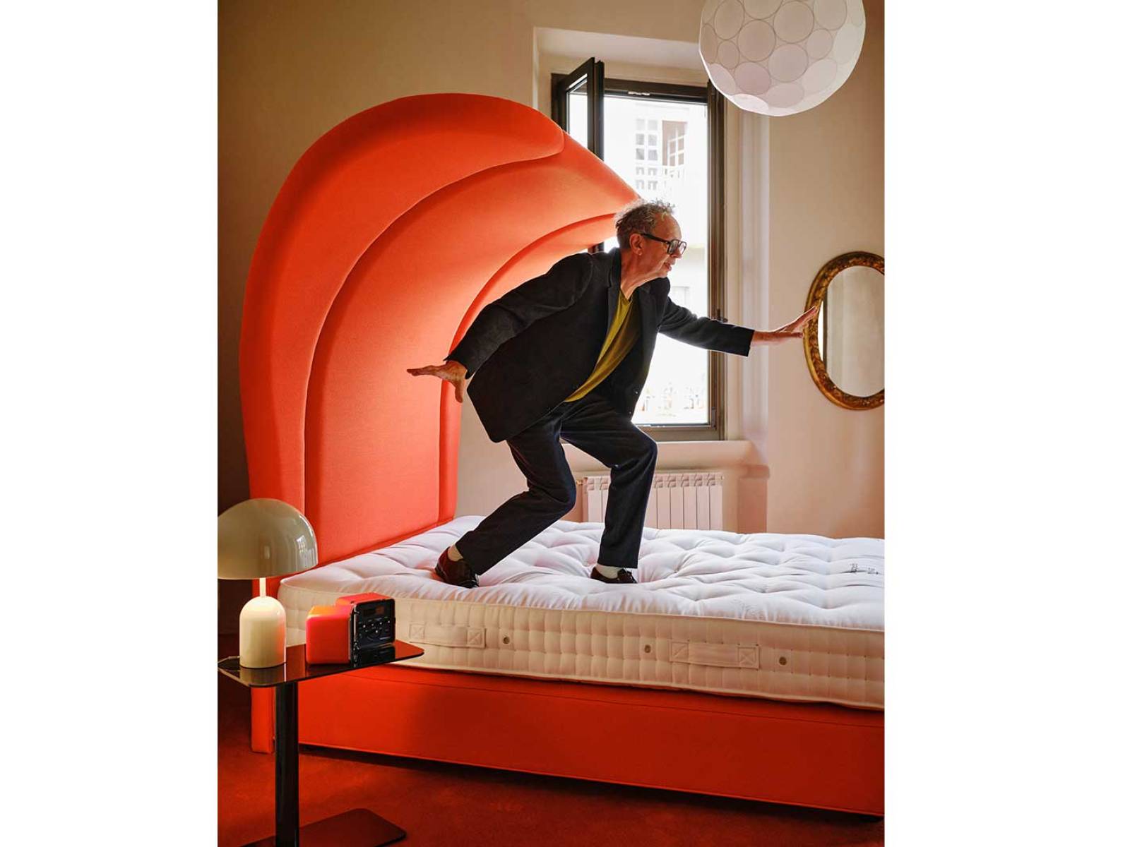 Zwei britische Ikonen: Vispring und Tom Dixon präsentierten in Mailand eine gemeinsame ­Kollektion aus vier neuen Headboards, einem Bett und drei Showpieces. Gezeigt wurde sie im neuen Mua Mua Hotel auf dem Mulino-Areal, das sich zum Fuorisalone in eine Bühne für Betten und Schlaf­zimmer-Szenarien verwandelte. VISPRING / TOM DIXON.