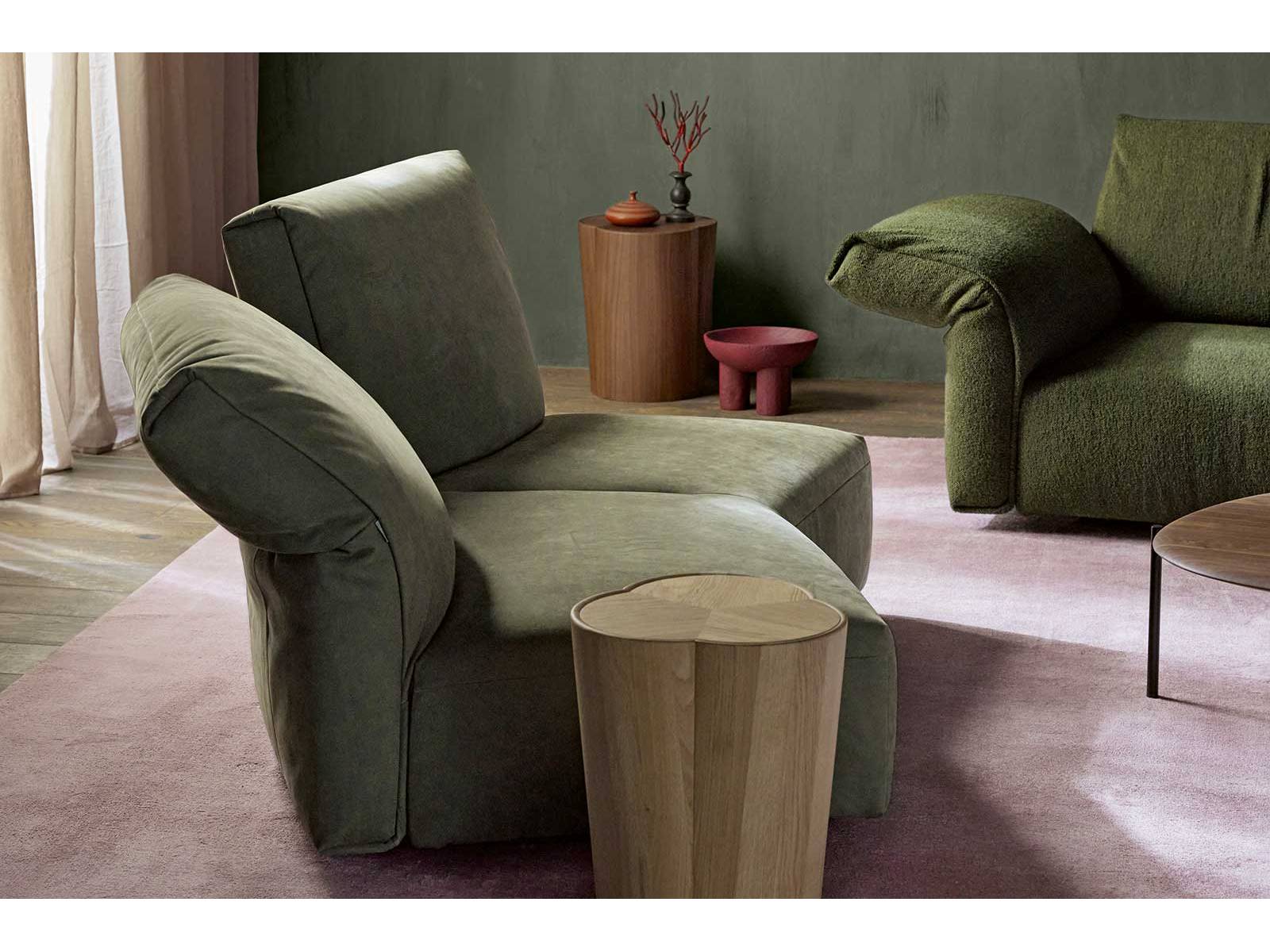 «Molamisa» von EOOS zeigt, wie weich Präzision wirken kann. Das Sofa übersetzt klare Linien in weiche Flächen und schafft so einen Ort, der zugleich strukturiert und entspannt wirkt. WALTER KNOLL.