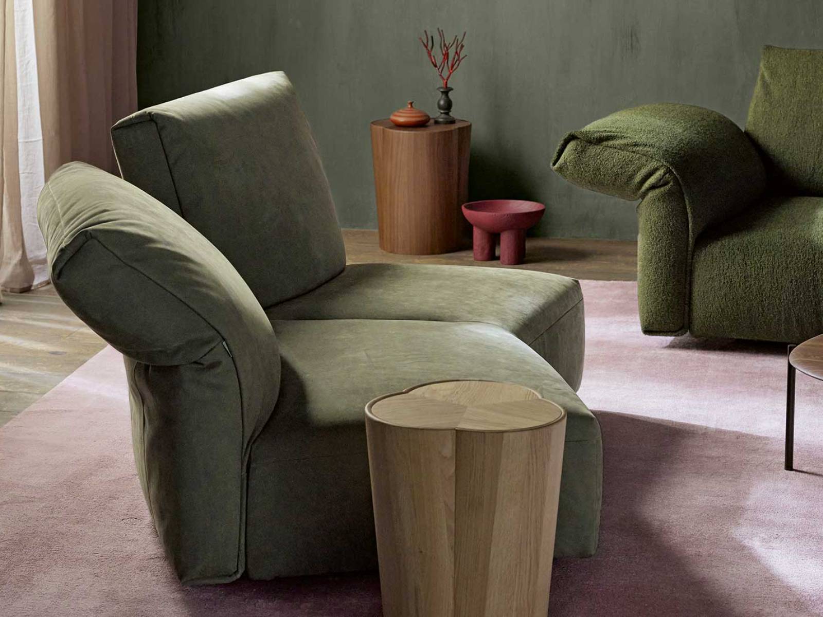 «Molamisa» von EOOS zeigt, wie weich Präzision wirken kann. Das Sofa übersetzt klare Linien in weiche Flächen und schafft so einen Ort, der zugleich strukturiert und entspannt wirkt. WALTER KNOLL.