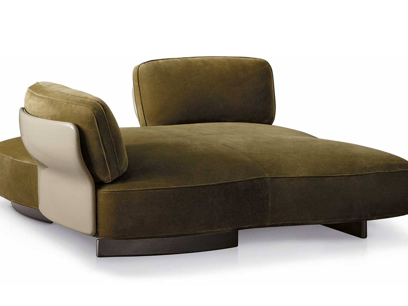 Sanfte Kurven formen ein Möbelstück, das Ruhe und eine fast schwebende Ausstrahlung besitzt. Das von Nendo entworfene Sofa «Saki» fliesst vom Rücken zur Armlehne wie eine Knospe, die sich öffnet. MINOTTI.