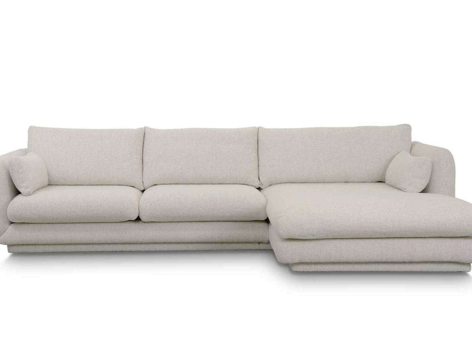 «Bloom» löst die Symmetrie auf. Die neue Chaiselongue-Variante verlängert das vertraute Volumen und schafft mehr Raum zum Zurück­lehnen. CANE-LINE.