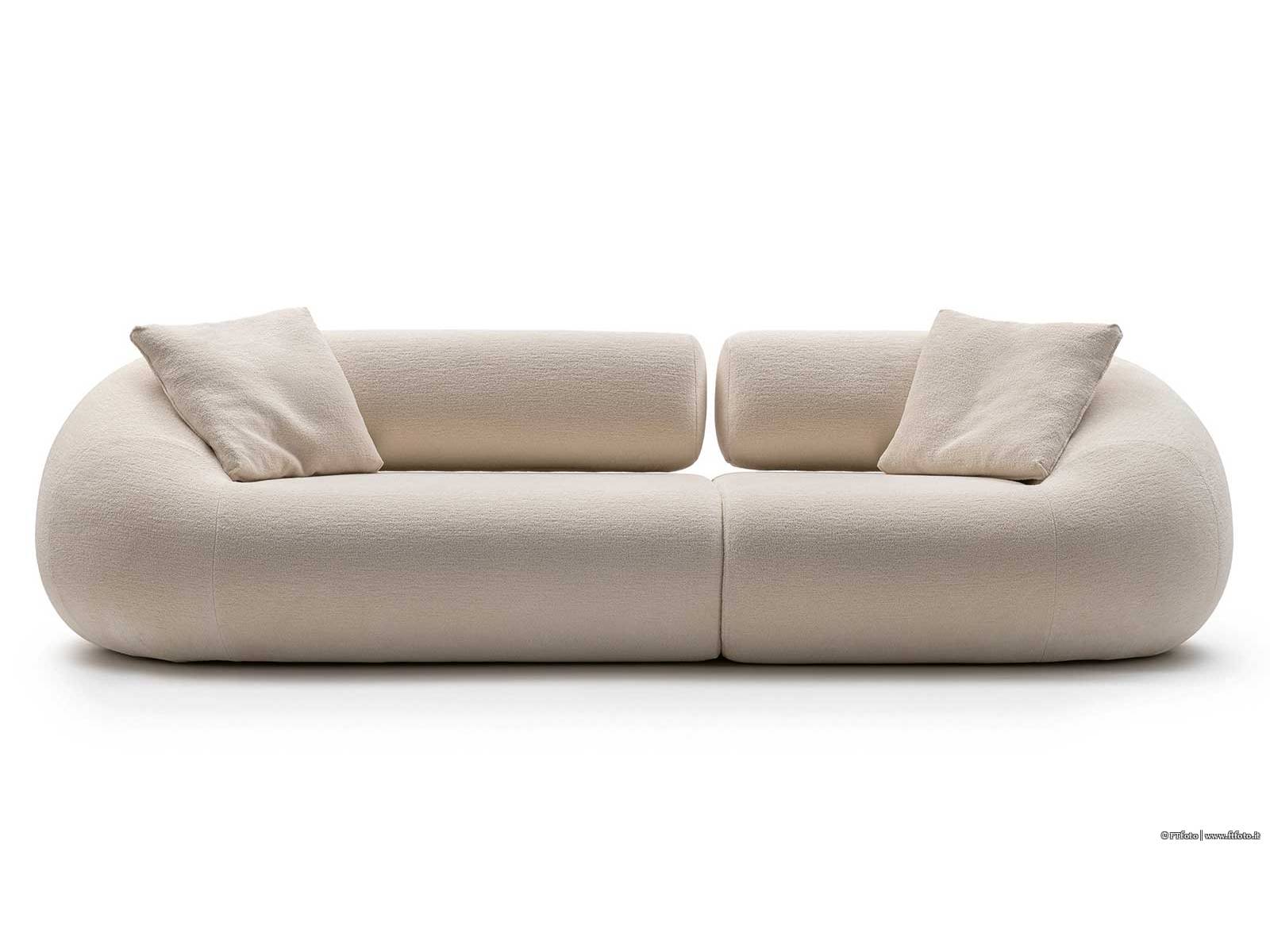 Klare und weiche Volumina prägen das Sofa «Evolis Next». Massimo Castagna gestaltete ein Möbelstück, das durch eine Konstruktion aus Metall und Holz getragen wird. Die Polster wirken grosszügig, bleiben dabei aber fein proportioniert. GALLOTTI&amp;RADICE.