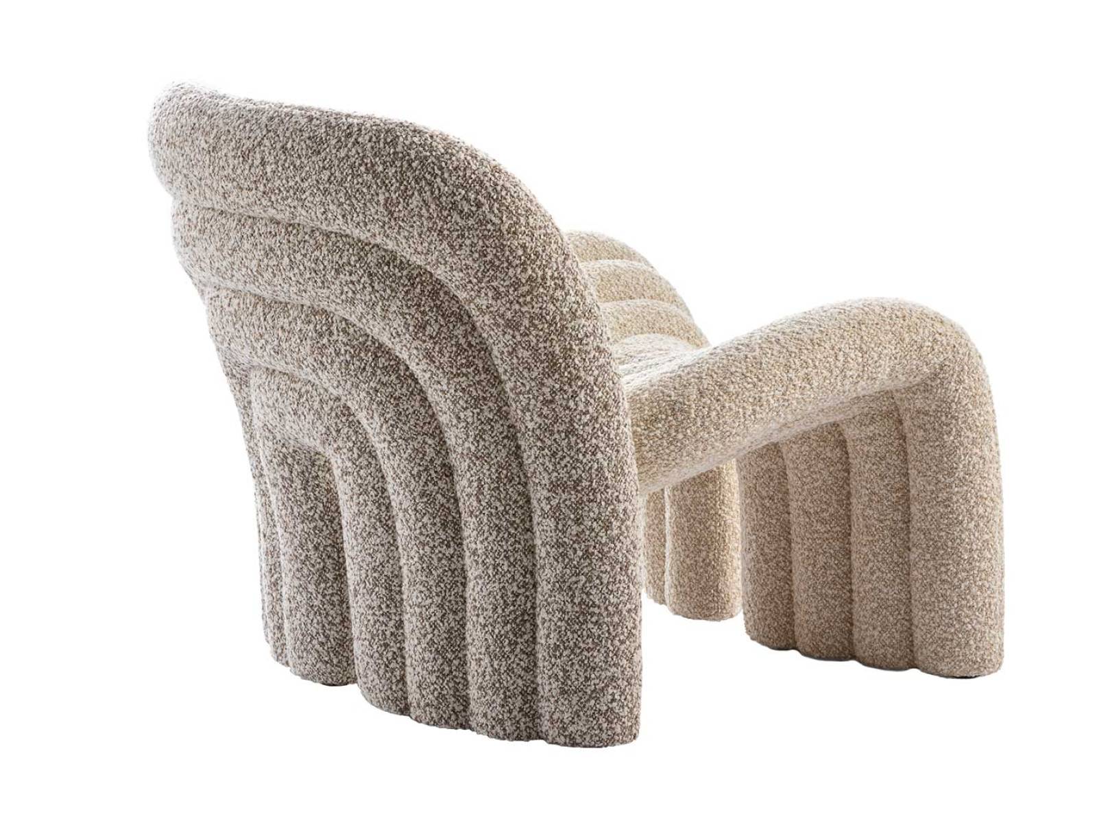 «Sen» fängt den Moment ein, in dem Form zu Bewegung wird. Der Loungesessel von Yabu Pushelberg hält Raum und Blick in sanfter Spannung. LEOLUX.