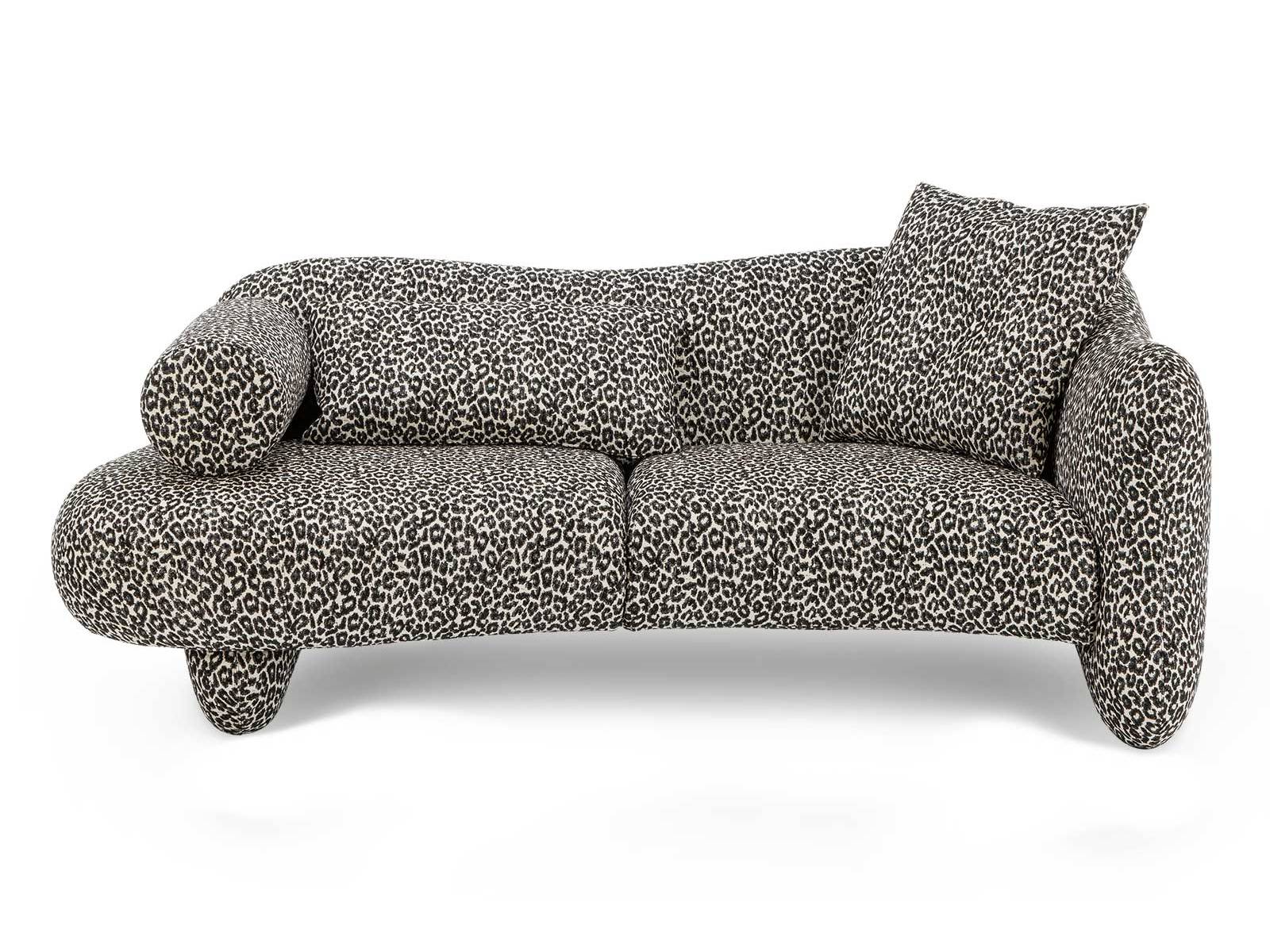«Bongo» ist ein Sofa mit Charakter. In seinem Leopardendessin wirkt es selbstbewusst und charmant zugleich, als wüsste es um seine Wirkung. Die weiche, runde Silhouette verleiht ihm eine sinnliche Balance. Ein Sofa, das Gelassenheit zum Möbel macht. BRÜHL.