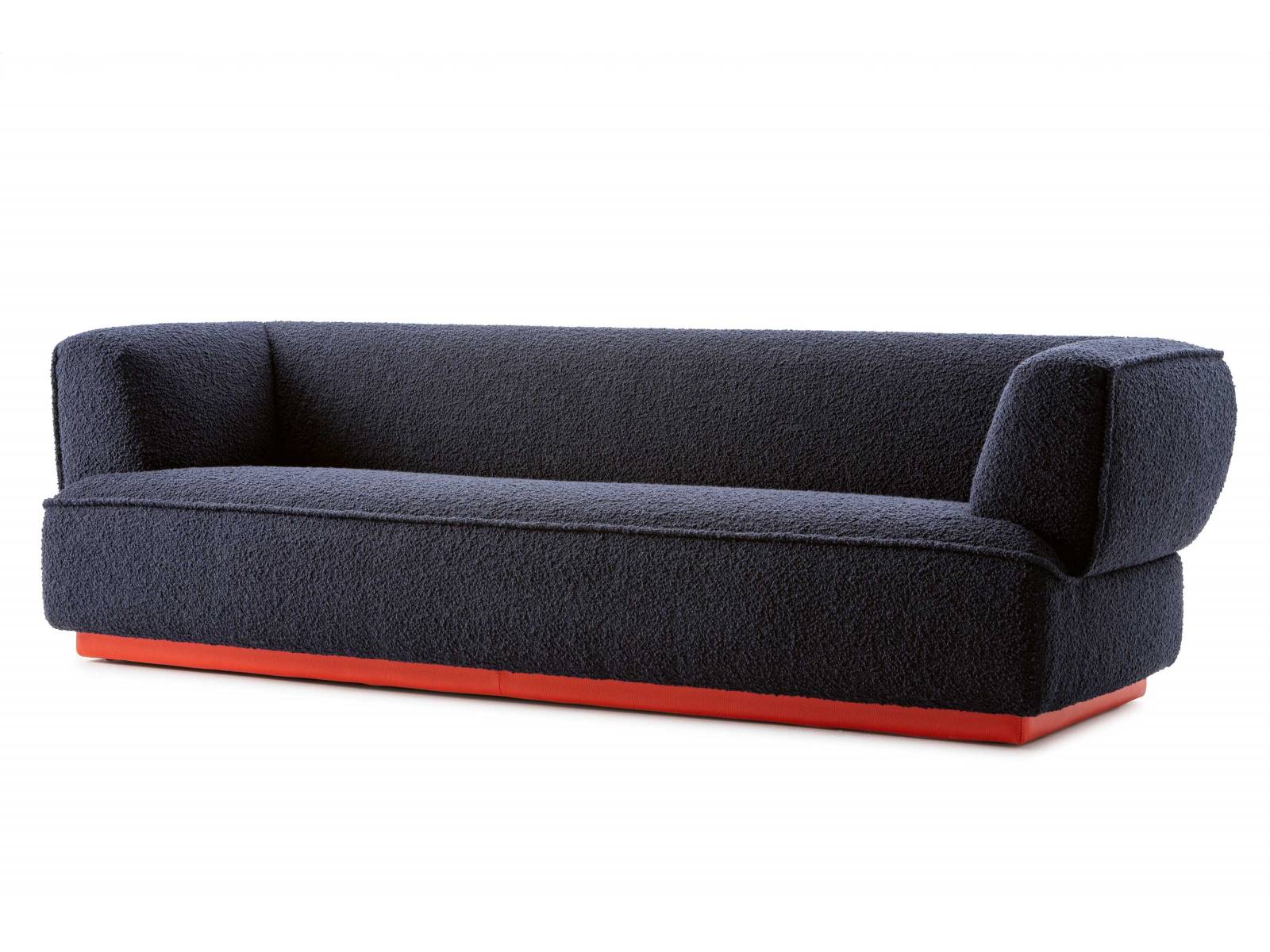 Das Sofa «Loya» des Rotterdamer Studios Truly Truly wirkt wie aus einem Guss und bietet von den Lehnen bis zur Sitzfläche komfortable Blöcke. Selbst das Untergestell ist gepolstert und kann in einem anderen Material als der Rest des Sofas bezogen werden. LEOLUX.