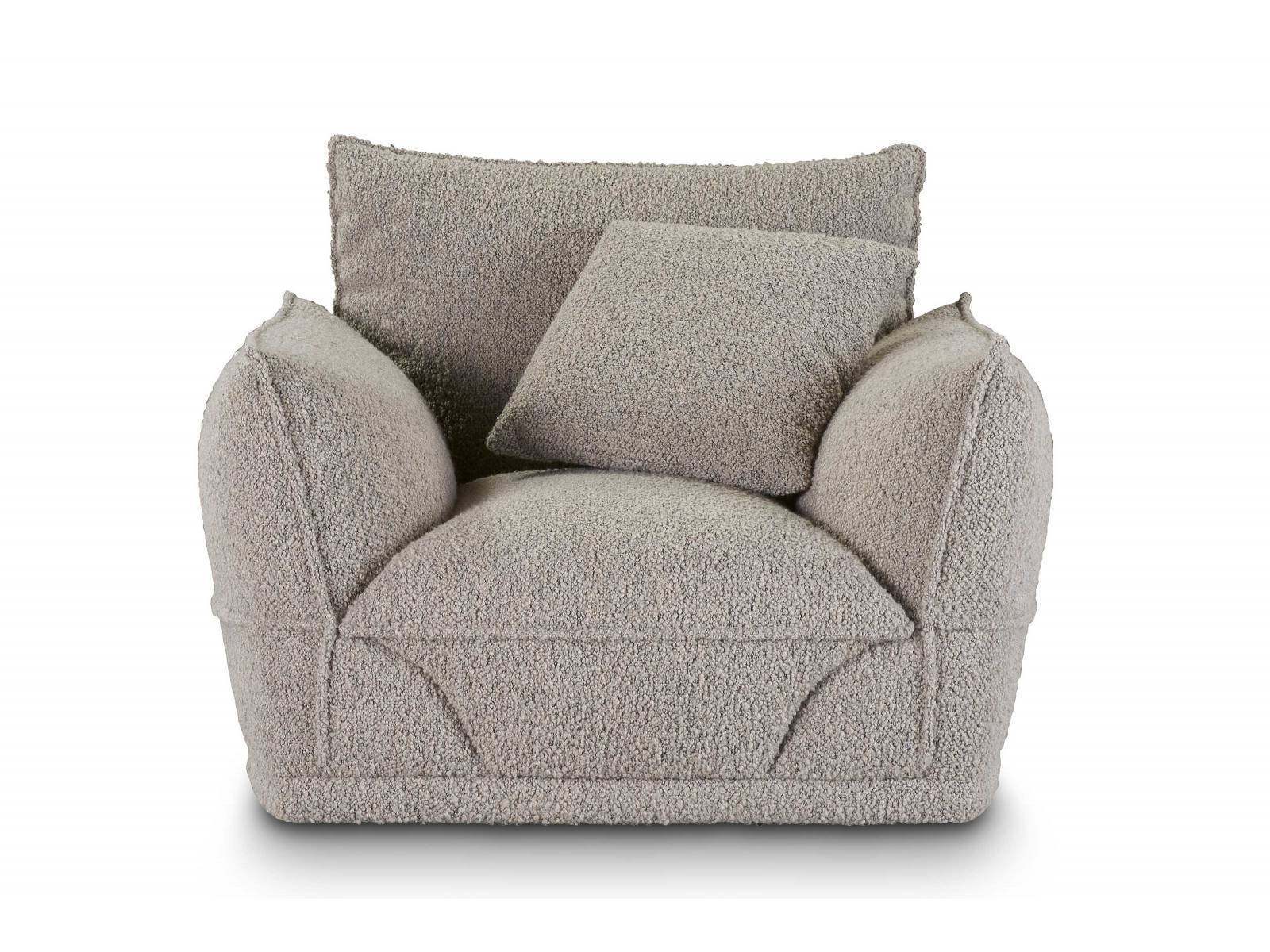 Der Sessel ist ein Teil von Christophe Delcourts Kollektion «Palatine». Markenzeichen sind die sich kreuzenden Linien der Paspel-Nähte von Sitzflächen und Armlehnen. Der neue Bouclé-Stoff aus Wolle und Alpaka macht das Modell flauschig und einladend. ROCHE BOBOIS.