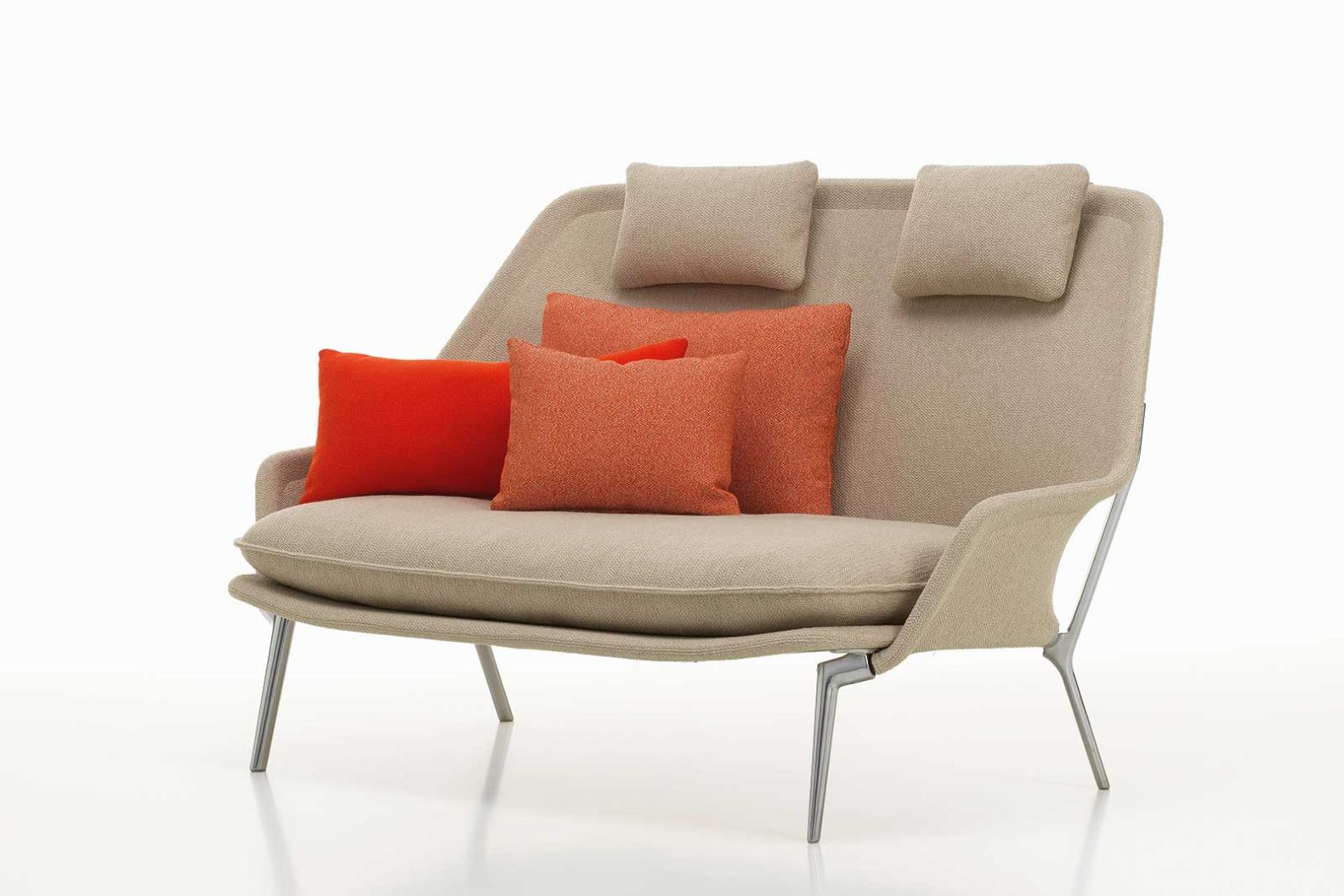 Flocca Flair: 2006 entwarfen Ronan und Erwan Bouroullec den «Slow Chair», eine Konstruk­tion, die ganz auf Leichtigkeit setzt. Ein Stahlrohrrahmen, über den ein transparenter Textilbezug gespannt wird, ­angelehnt an die filigrane Struktur eines ­Damenstrumpfs. Nun hüllen sie fast 20 Jahre später den Sessel in weiches Bouclé und stellen ihm ein passendes Sofa zur Seite. In sieben Farben erhältlich. vitra.com