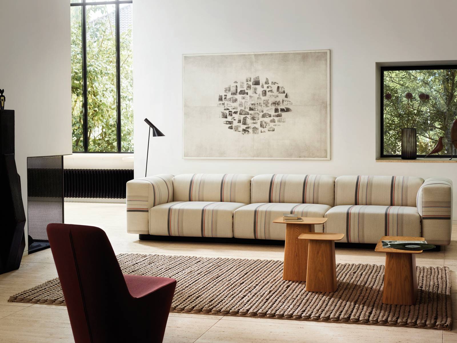 Der neue Stoff «Aura Stripes» unterstreicht die Geradlinigkeit der kubischen Elemente des Polstermöbels «Soft Modular» zusätzlich. Der Stoff in der ungewöhnlichen Farbe Marmor wurde nur für das Sofa entworfen. Design: Jasper Morrison. Vitra.