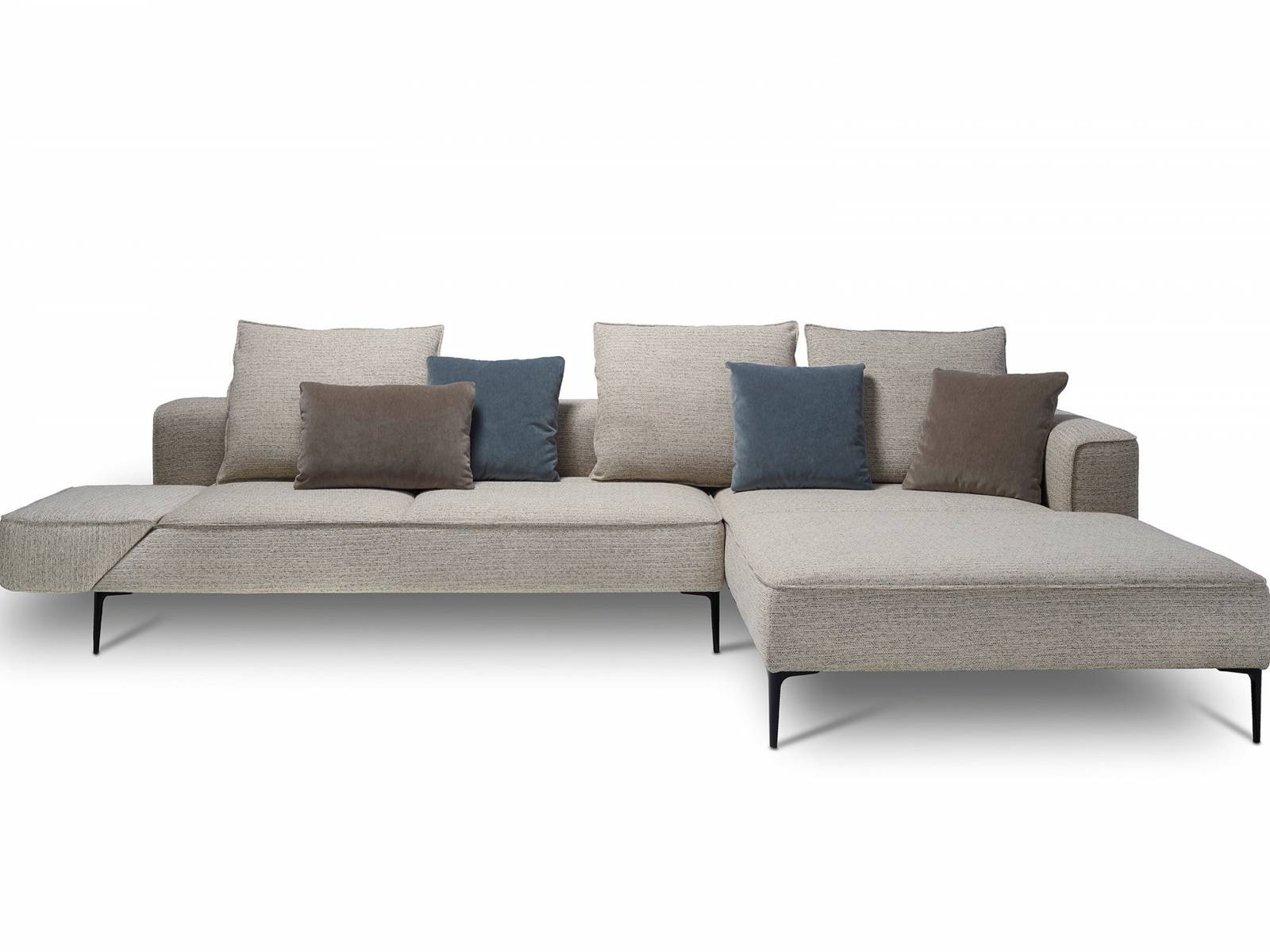 Das Sofa «Longueville» neu zu gestalten, war der Auftrag des belgischen Designstudios Verhaert New Products. Das Ergebnis ist ein Polstermöbel, das sich durch einen stilvollen und zugleich lässigen Look auszeichnet und dank klappbarer Armlehnen auch zum Schlafen ausreichend Platz bietet. Jori.