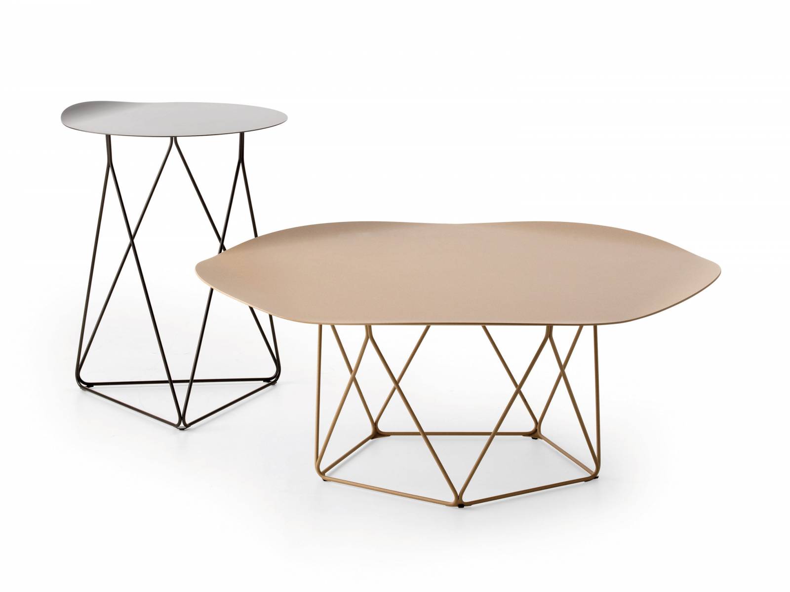 Kleine Unterschiede im Detail zeichnen die Serie «Coda» aus: Das fünfeckige Untergestell des Couchtisches hat beim Beistelltisch nur drei Ecken. Beide Tische sind in vielen Farben erhältlich. Design: Pascal Bosetti. Leolux.