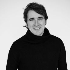 Jörg Boner hat bereits das Bett «Ais» entworfen. Für «Aluma» liess er sich vom sportlich-eleganten Erscheinungsbild eines Coupés inspirieren, erkennbar am tief gehaltenen Kopfelement, das es in rundlich-organischer Form sowie in der Ausführung Squarewood gibt.