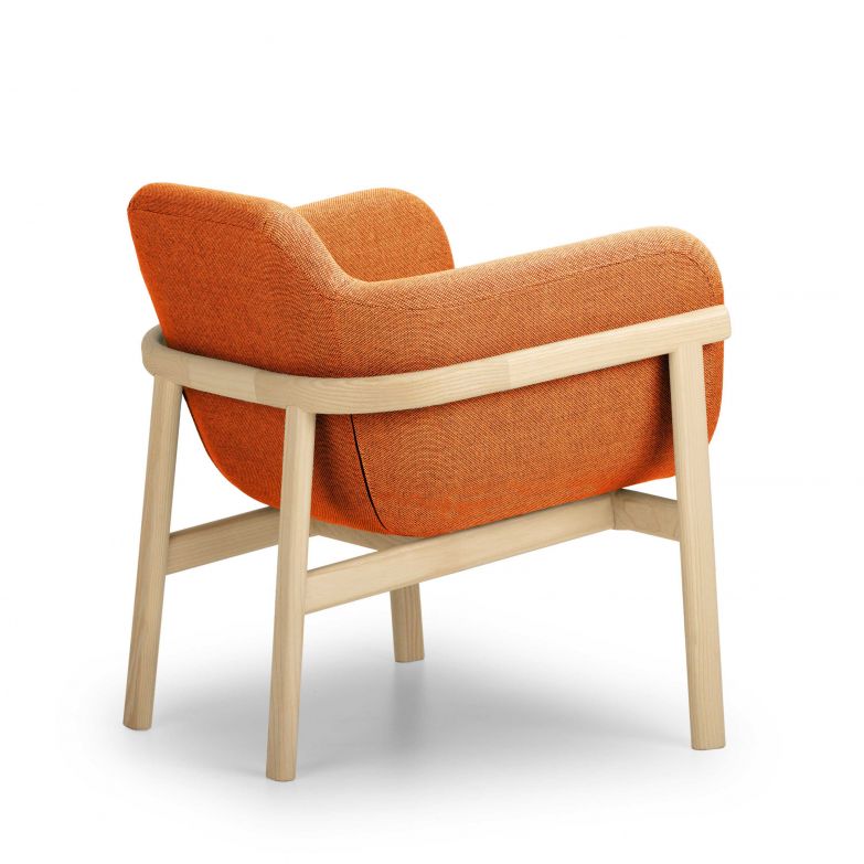 Für den Sessel aus der «Slight-Wood»-Kollektion liess sich der Lausanner Designer Luciano Dell'Orefice von Finnlands Designgrösse Ilmari Tapiovaara inspirieren. Das Herzstück bildet der Holzrahmen, der passend zum Polster aus Textil oder Leder ausgewählt werden kann. True Design.