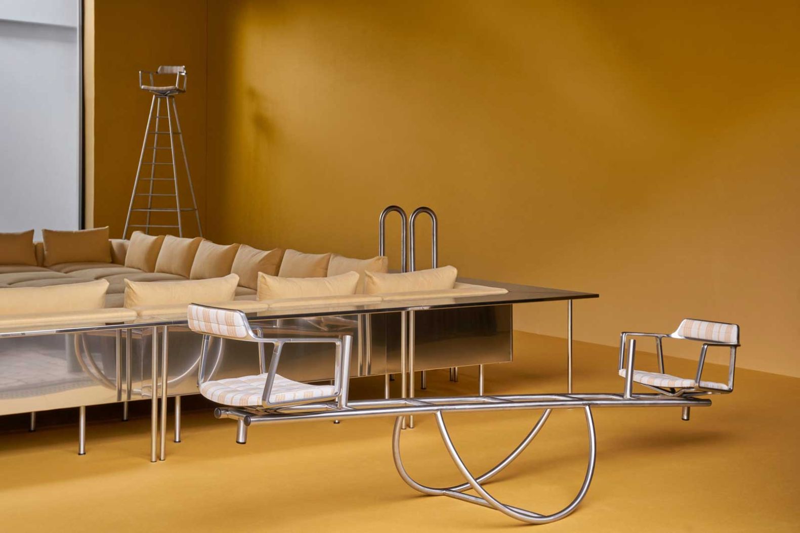 Das übergeordnete Motto stellte echte Begegnungen, Austausch und gemeinschaftliche ­Erlebnisse in den Mittelpunkt – daran knüpften Vipp und das Architektur- und Designstudio ­Mesura mit einer leuchtend gelben Spielwiese in Form eines überdimensionalen, gepolsterten Schwimmbeckens an. Die 150 Quadratmeter grossen Stoffflächen von Romo an Wand und Boden erhielten anschliessend als Bezug für 150 Sondereditionen des «Swivel Chair» ein zweites Leben. Eine weitere Variante mit gestreiftem Jacquardstoff von C&C Milano war bereits Teil der Installation. vipp.com