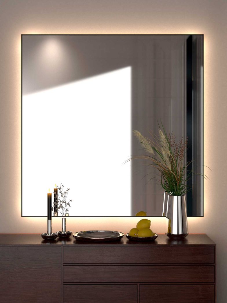 Minimalistische Formen und feine Metallrahmen prägen die Spiegelkollektion «Mirror & Backlight». Runde, ovale, rechteckige und quadratische Modelle wie «4141K» sowie Kosmetikspiegel sind neu auch mit dezenter Hintergrundbeleuchtung erhältlich. frostdenmark.com