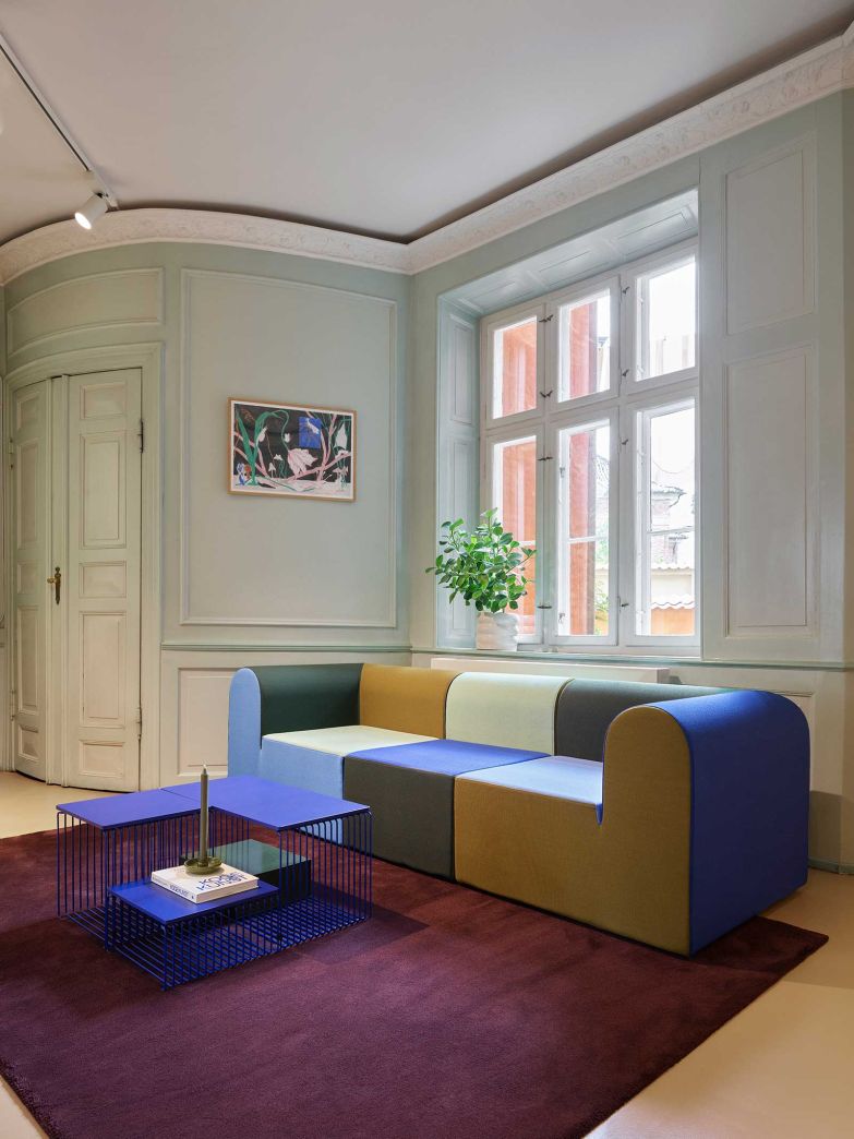 Eine Komposition aus Grün- und Blautönen macht die «Colour-Block»-Edition des modularen Sofas «Paradigm» zum grafischen Blickfang. Das 1969 von Erik Rasmussen entworfene Design erhält durch unterschiedliche Farbflächen neue Tiefe, die Kanten, Volumen und die modulare Struktur betont. montanafurniture.com