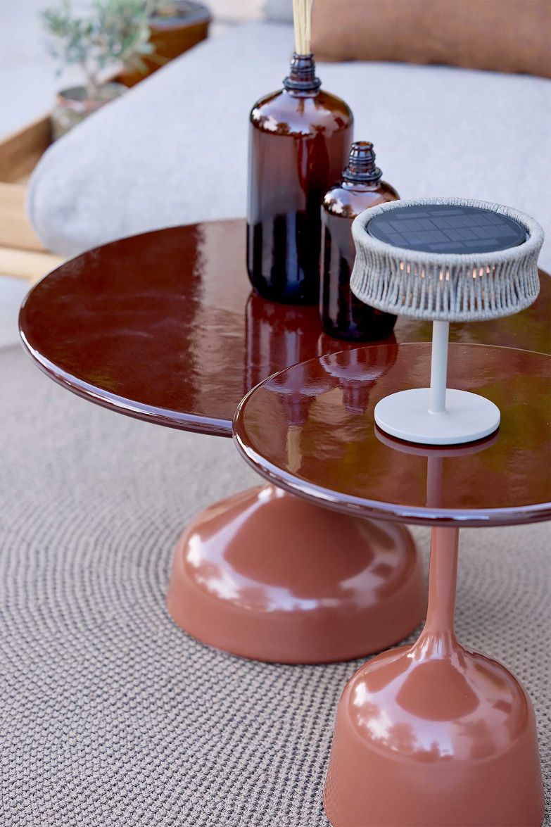 Aus erstarrter Vulkanlava gefertigt, machen die Couchtische «Glaze» die einzigartige Struktur des Naturmaterials sichtbar. Individuelle Einschlüsse und natürliche Farbnuancen zeichnen die Lavasteinplatten aus, die in verschiedenen Farben und Grössen erhältlich sind. cane-line.ch