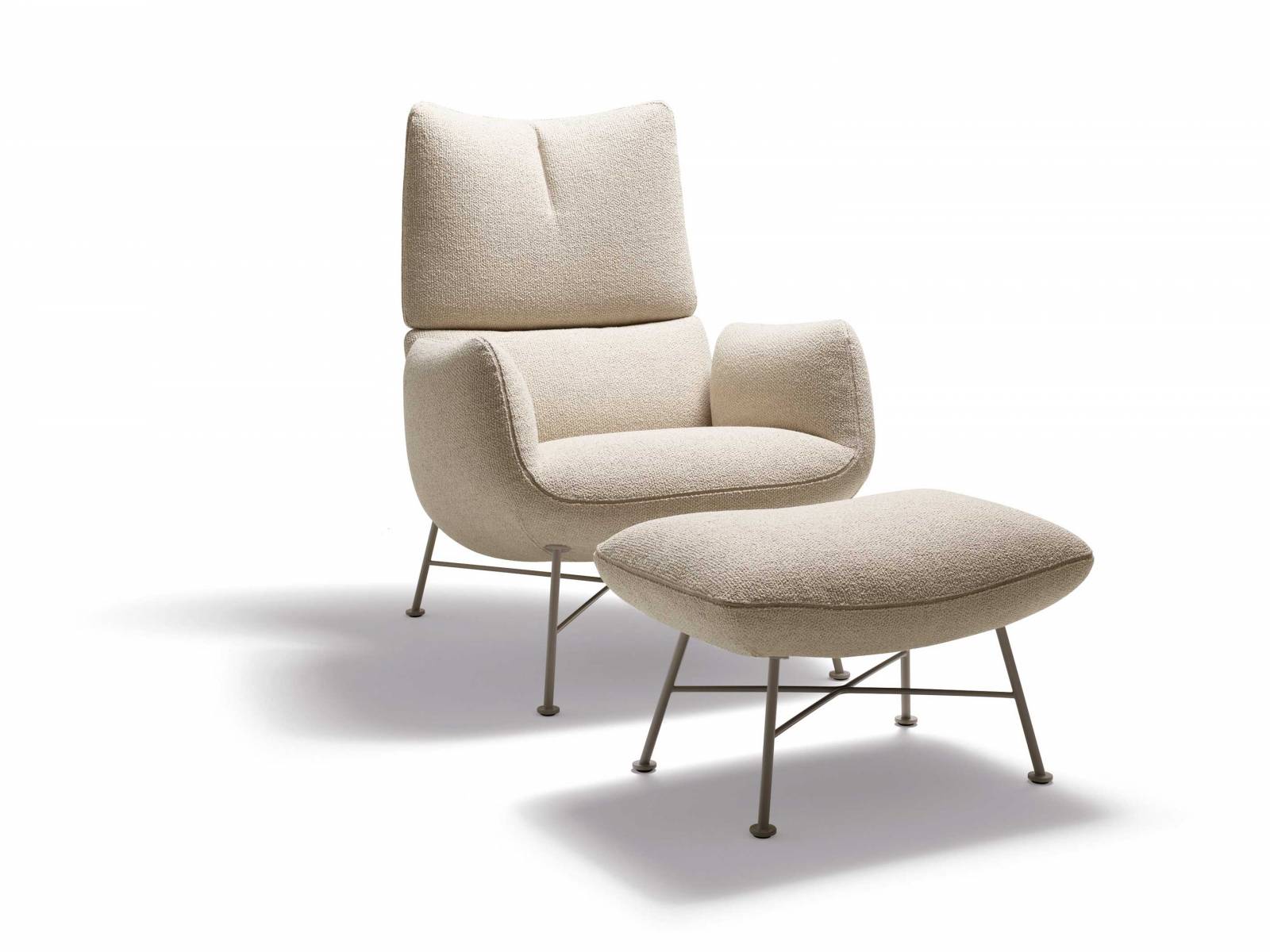 Als moderne Version eines Ruhesessels ergänzt Loungesessel «Jalis» die gleichnamige Familie, zu der bereits Stühle und Sofas zählen. In der Ausführung mit drehbarem Tellerfuss verfügt er über eine Kippmechanik, die die Sitzschale sanft nach hinten neigt. Design: Jehs+Laub. COR.