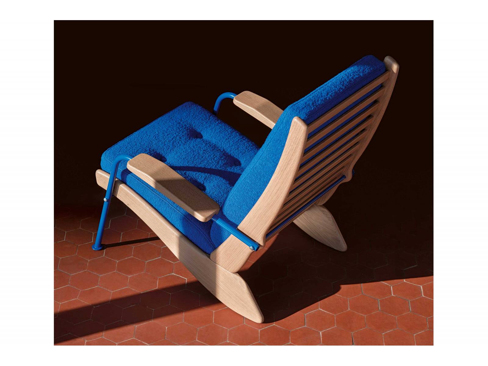 Dass Jean Prouvé seinen Sessel, den er 1948 entwarf, «Kangourou» nannte, beweist Sinn für Humor. Wie sein tierischer Namensgeber verlagert das Sitzmöbel sein Gewicht auf die Hinterbeine und macht es dem darin Sitzenden dadurch besonders bequem. Die neuaufgelegte Variante kombiniert naturfarbene Eiche mit Metallbeinen, während das Polster von einem weich gewebten Bouclé-Stoff umhüllt ist. VITRA.