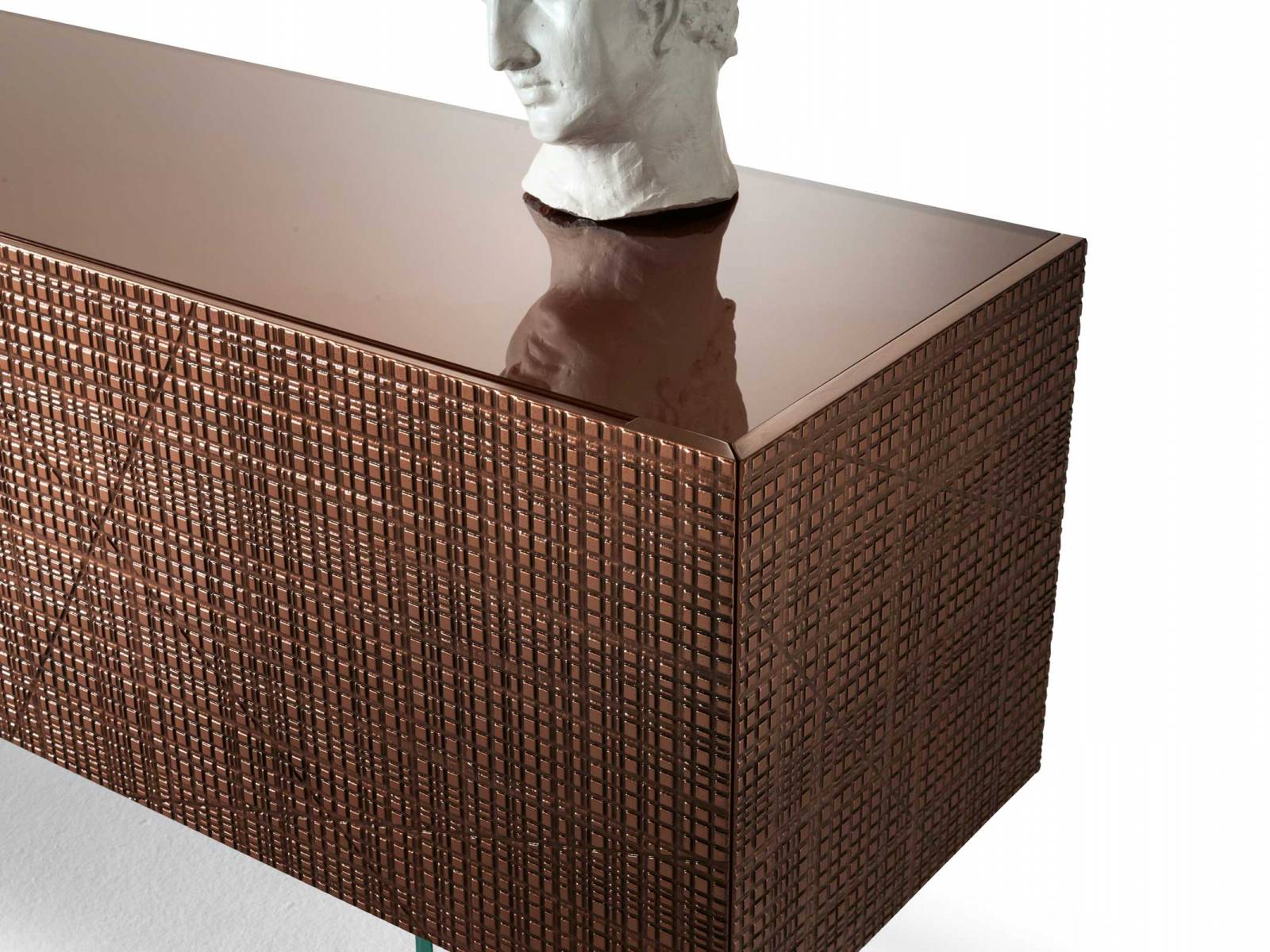 Zum 20-jährigen Jubiläum des italienischen Unternehmens hat Bartoli Design das Sideboard «Maxima» in einer limitierten Ausführung entwickelt, bei der flüssiges Kupfer in eine spannungsvolle Oberfläche gegossen wurde. Gleichzeitig wird der Körper von transparenten Glasbeinen getragen. Laurameroni.