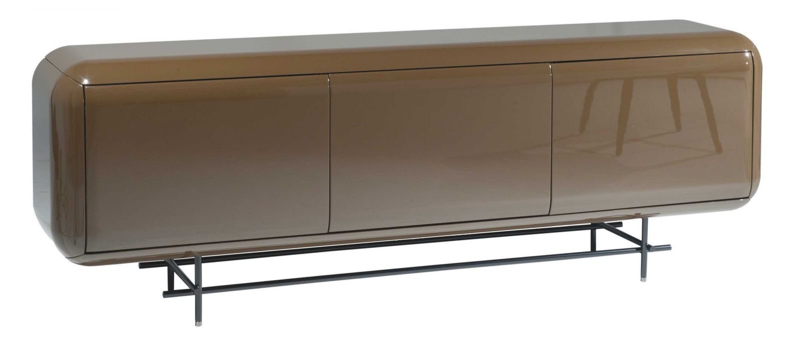 Fast schon ein Klassiker ist das Sideboard «Capsule» des Designers Cédric Ragot. Das Möbel wurde 2013 entworfen und kommt jetzt in einer leicht angepassten Version daher; neu steht es auf einem filigranen Untergestell. Erhältlich in einer hochglanzlackierten sowie einer Holz-Version. ROCHE-BOBOIS.
