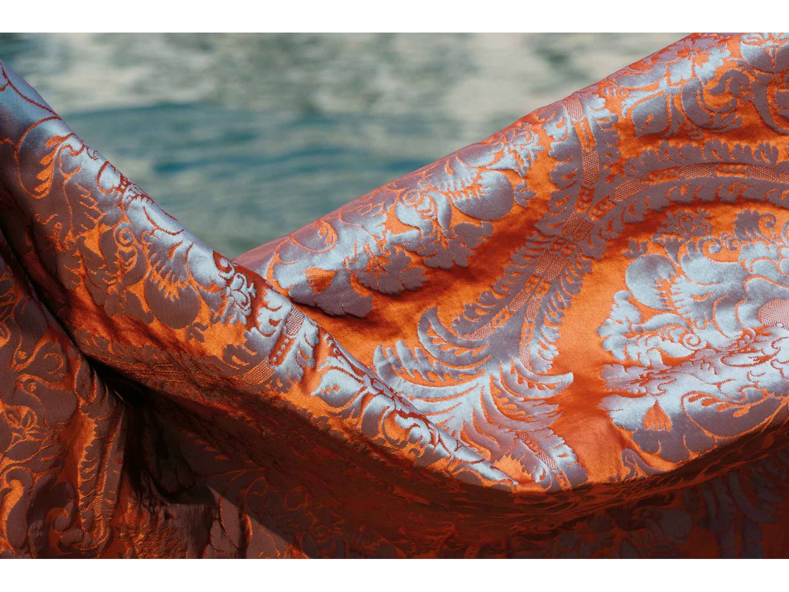 «San Polo» ist ein neuer Damast aus Seide, der speziell zur 1600-Jahr-Feier der Stadt Venedig präsentiert wird. Passend dazu gibt es den Stoff in sechzehn Farbvarianten. Sein Muster leitet sich von der bereits bestehenden Kollektion «San Marco» ab, ist aber im Massstab halb so gross. Rubelli.